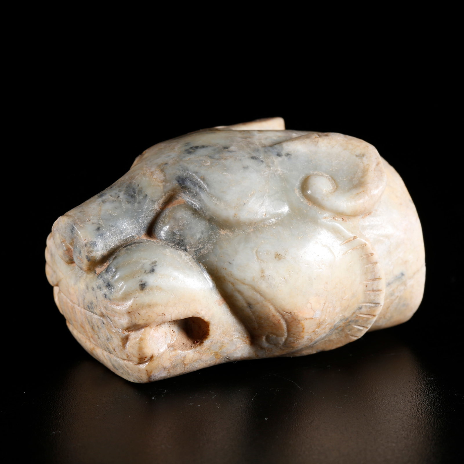 A ANCIENT JADE CARVED TIGER HEAD ORNAMENT (1 of 7)