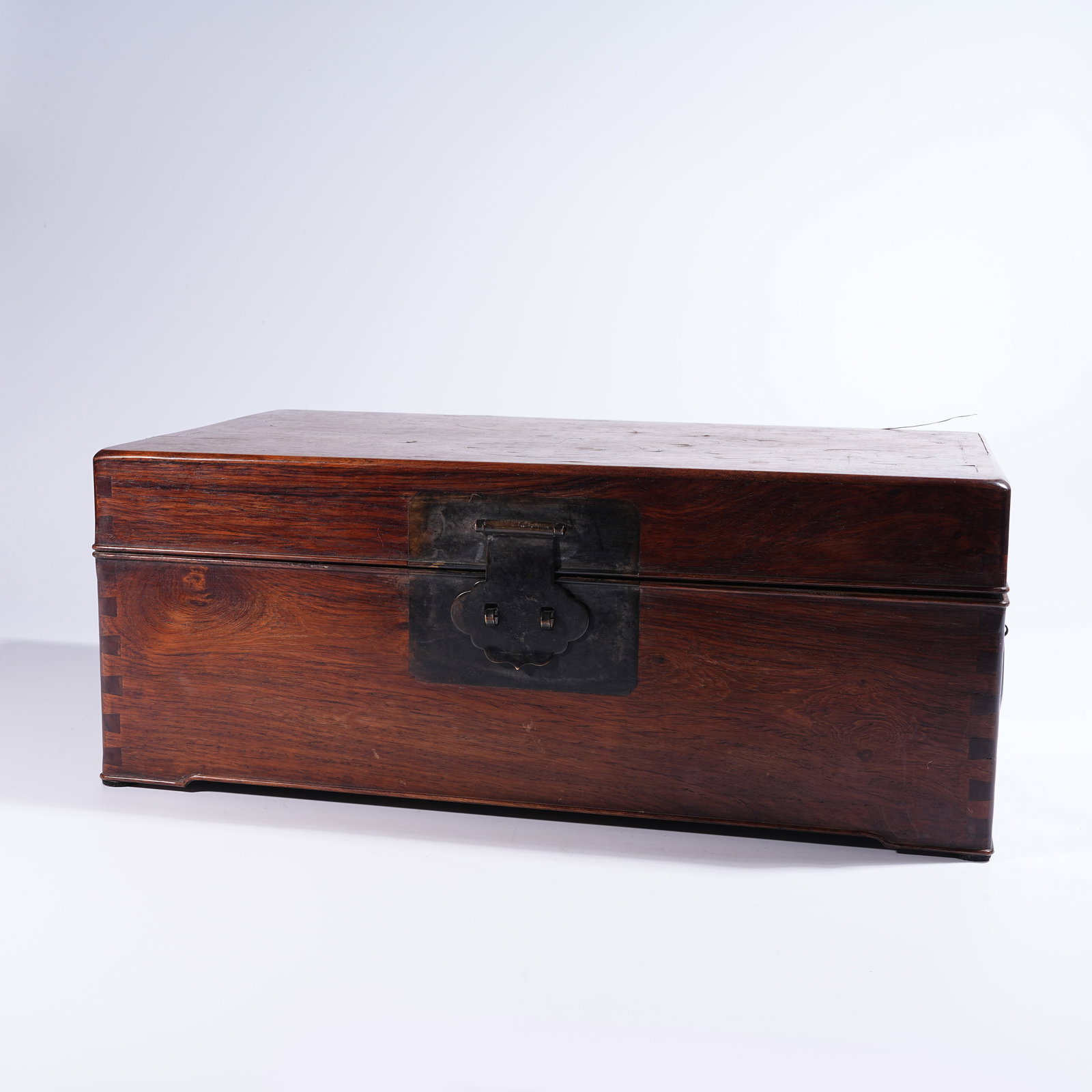 A HUANGHUALI COVERED BOX INLAID WITH GOLD AND SILVER WIRE "FU AND SHOU" MOTIFS (1 of 9)