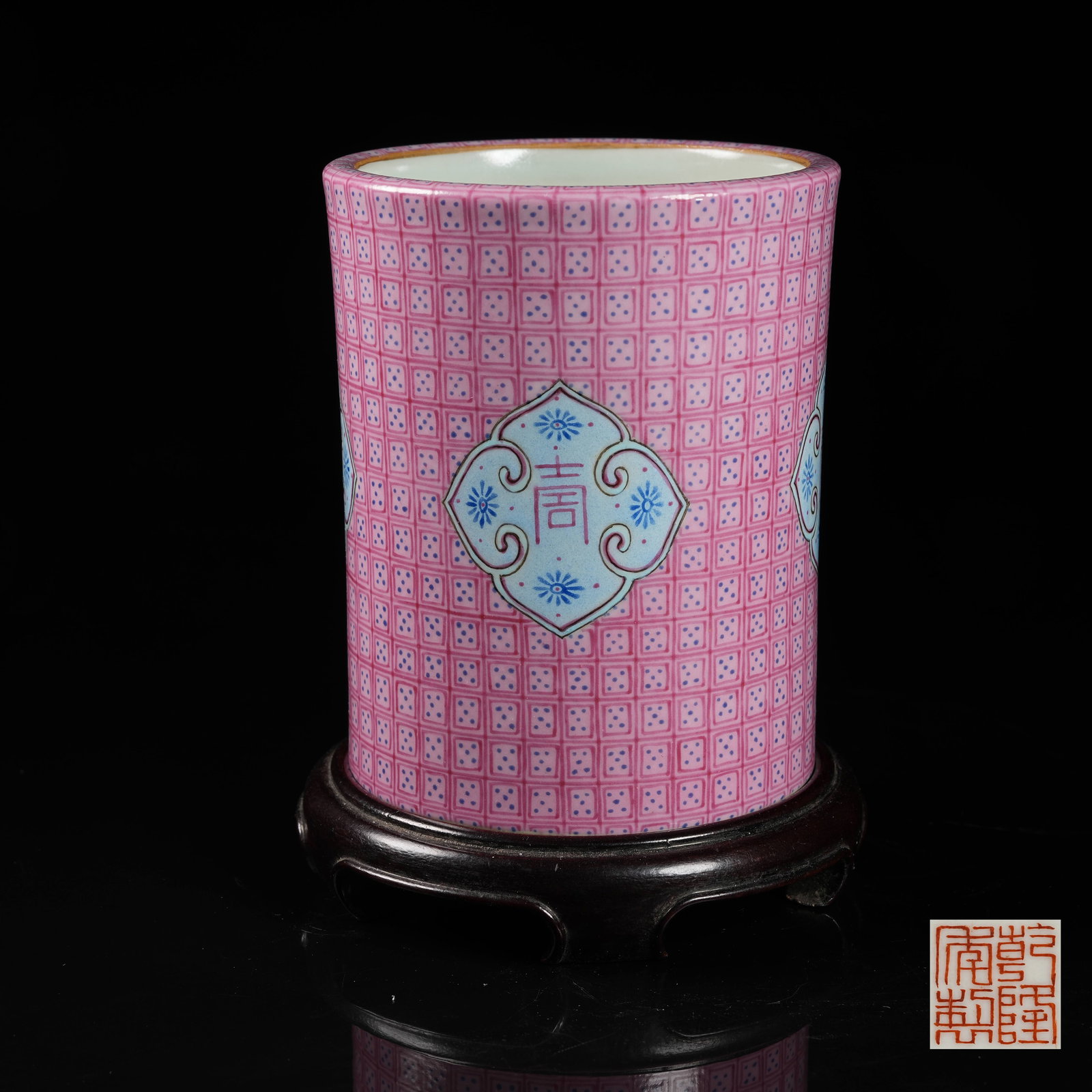A ROUGE-GROUND DIAPER "LONGEVITY" PATTERN BRUSH HOLDER: Rouge-ground diaper "longevity" pattern brush holder