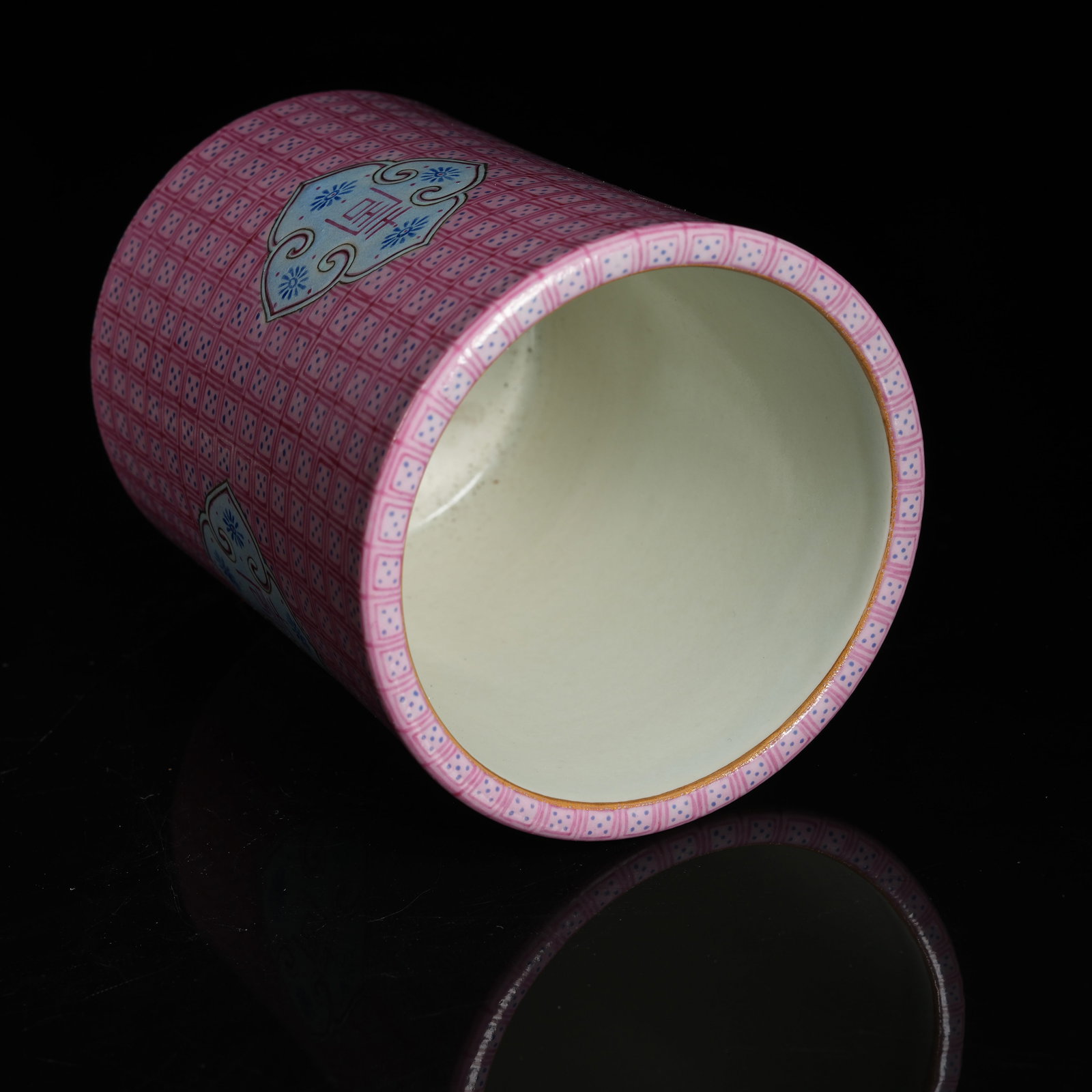 A ROUGE-GROUND DIAPER "LONGEVITY" PATTERN BRUSH HOLDER - 8