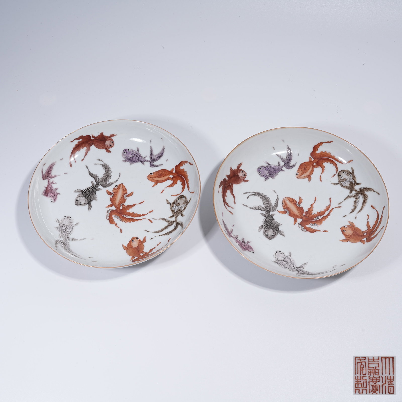 A SET OF FAMILLE ROSE PLATES WITH GOLD AND JADE ABUNDANCE PATTERN: Set of Famille Rose Plates with Gold and Jade Abundance Pattern
