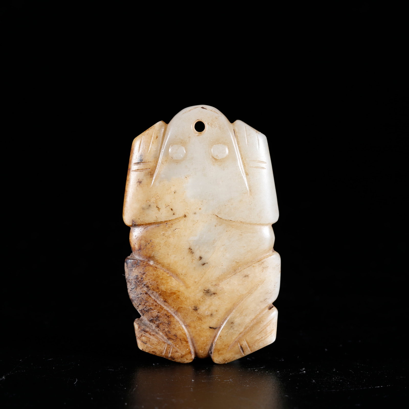 A HETIAN JADE CARVED FROG-SHAPED PENDANT: Hetian Jade Carved Frog-shaped Pendant