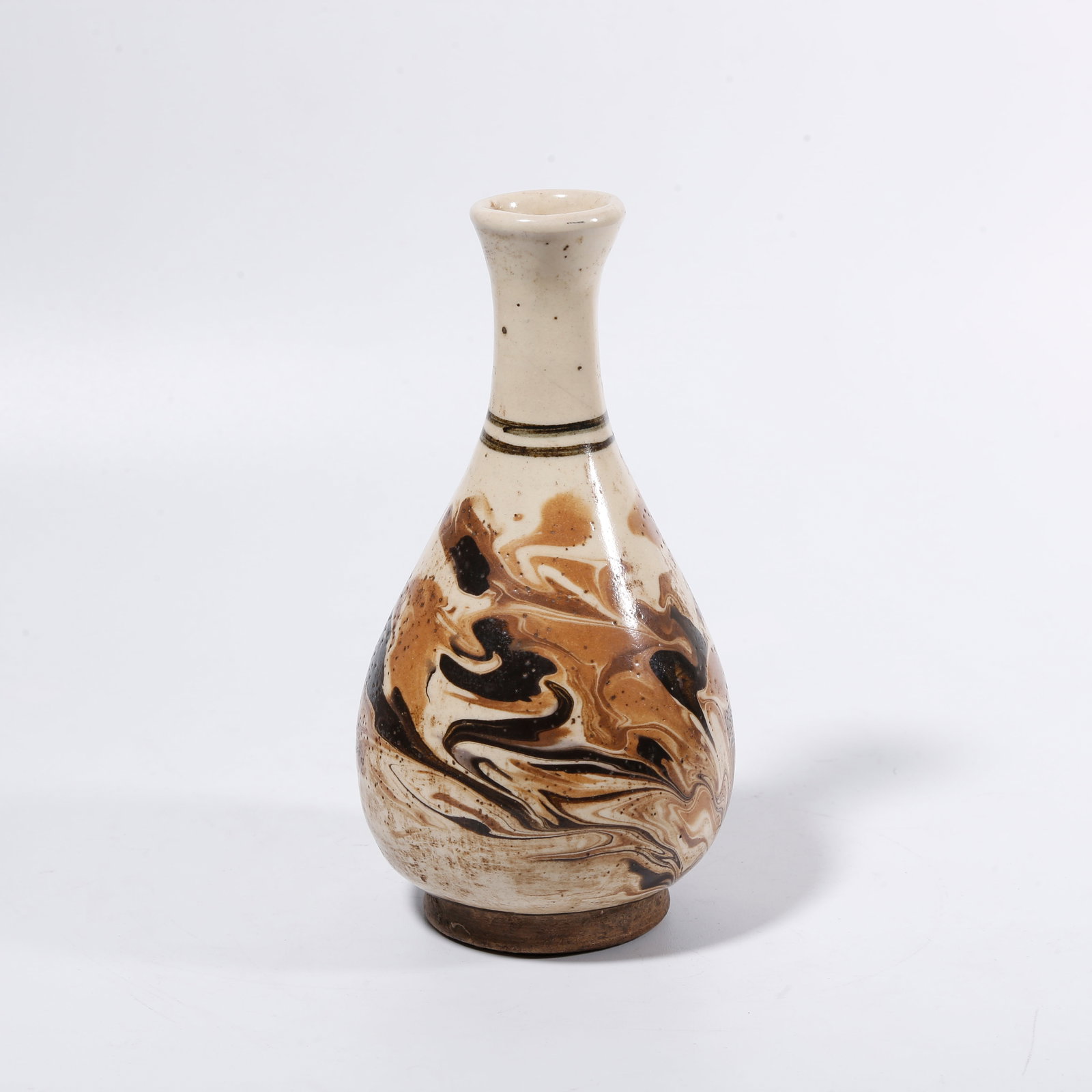 A CIZHOU KILN FLOWER VASE (1 of 9)