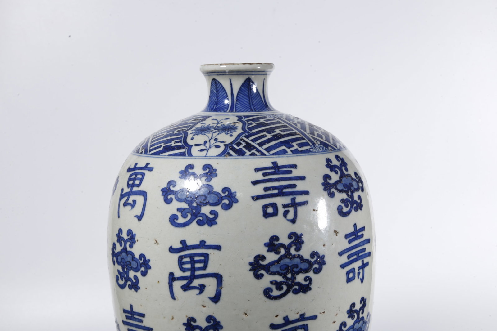 A BLUE-AND-WHITE LONGEVITY-PATTERN VASE - 6