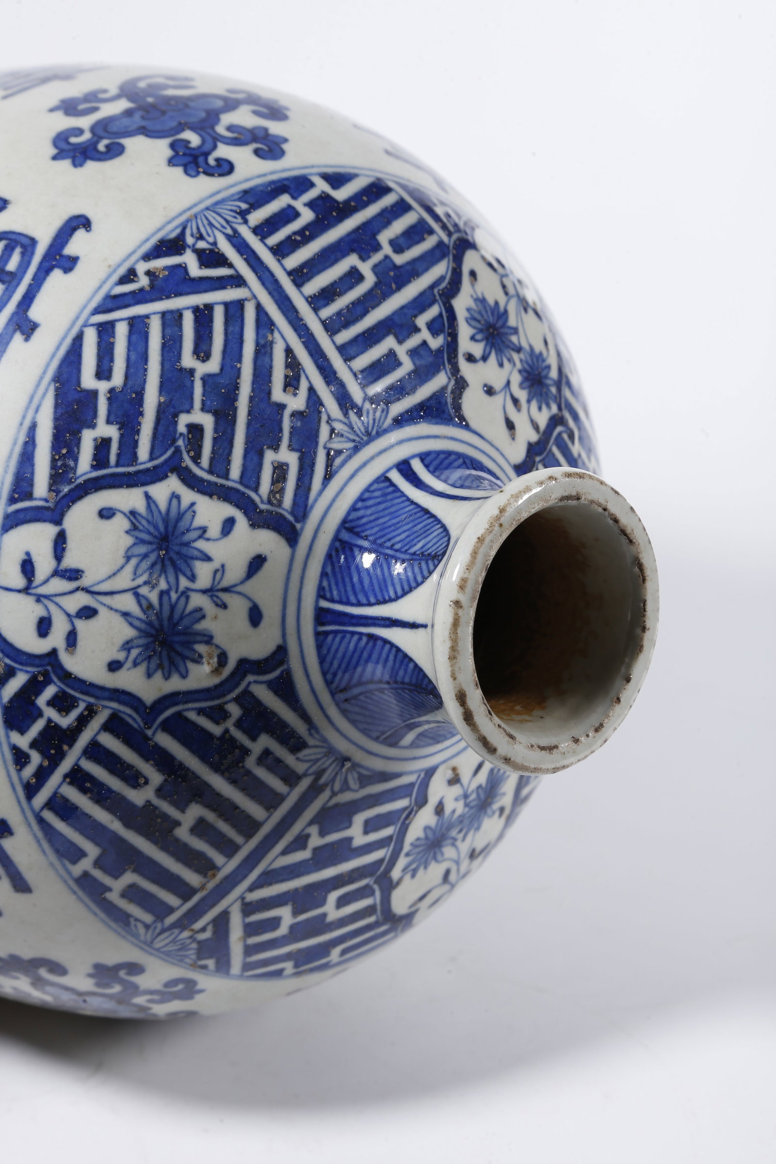 A BLUE-AND-WHITE LONGEVITY-PATTERN VASE - 8