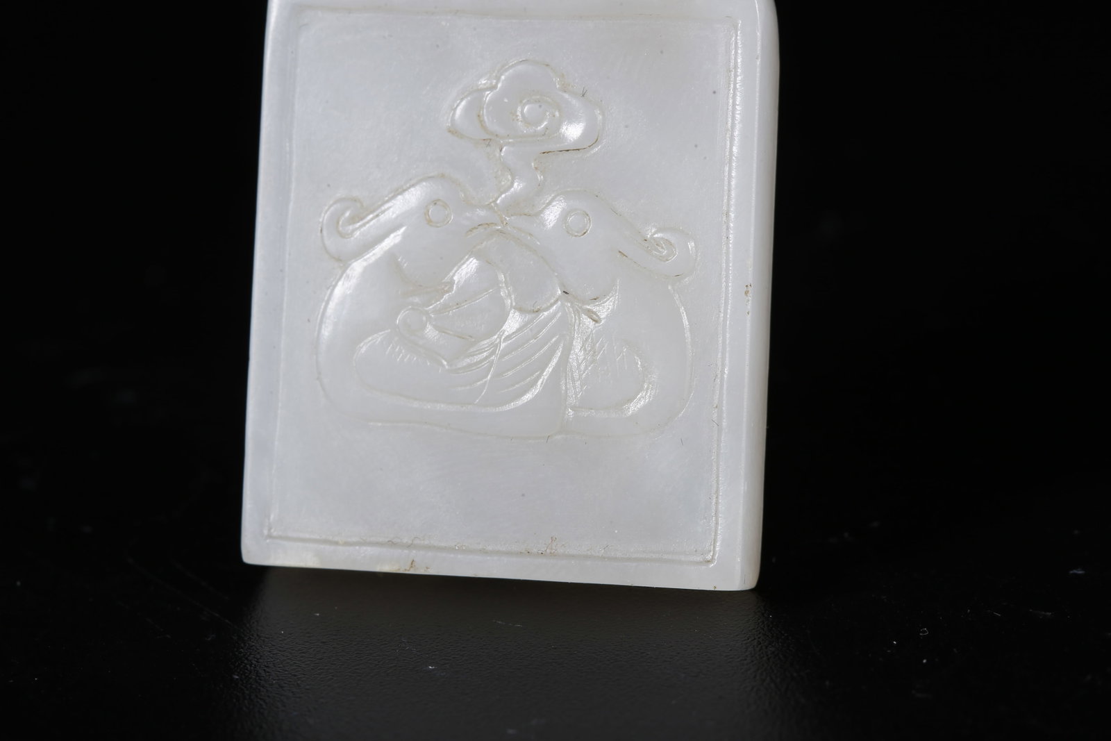 A HETIAN JADE CARVED MONKEY-PATTERN PLAQUE - 3