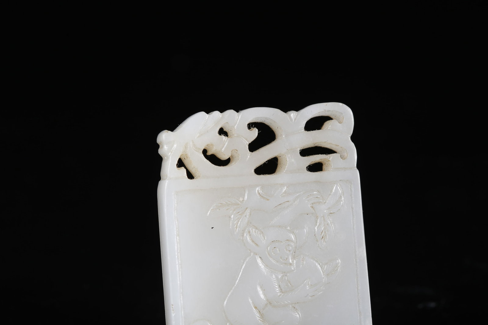 A HETIAN JADE CARVED MONKEY-PATTERN PLAQUE - 8