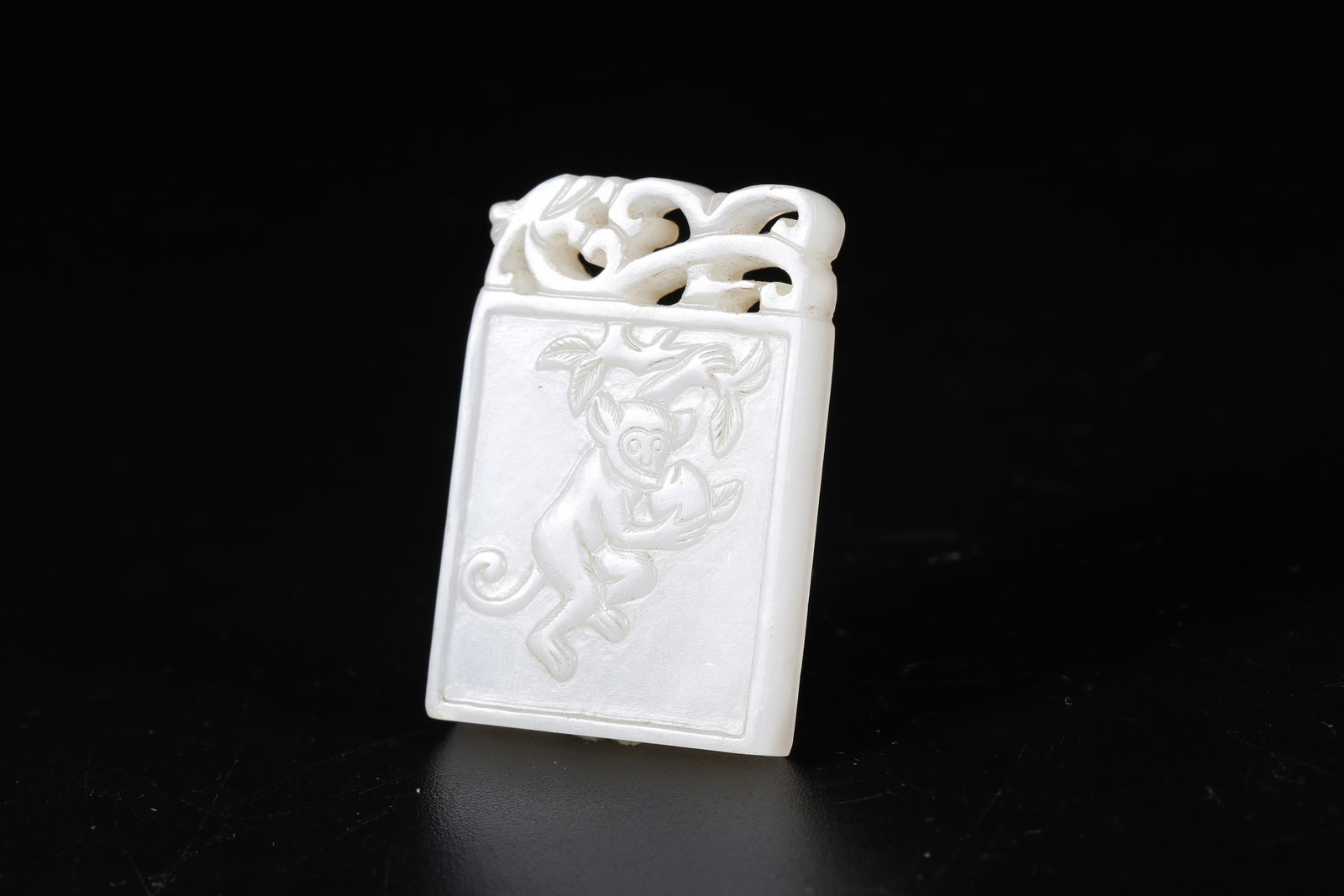 A HETIAN JADE CARVED MONKEY-PATTERN PLAQUE - 9