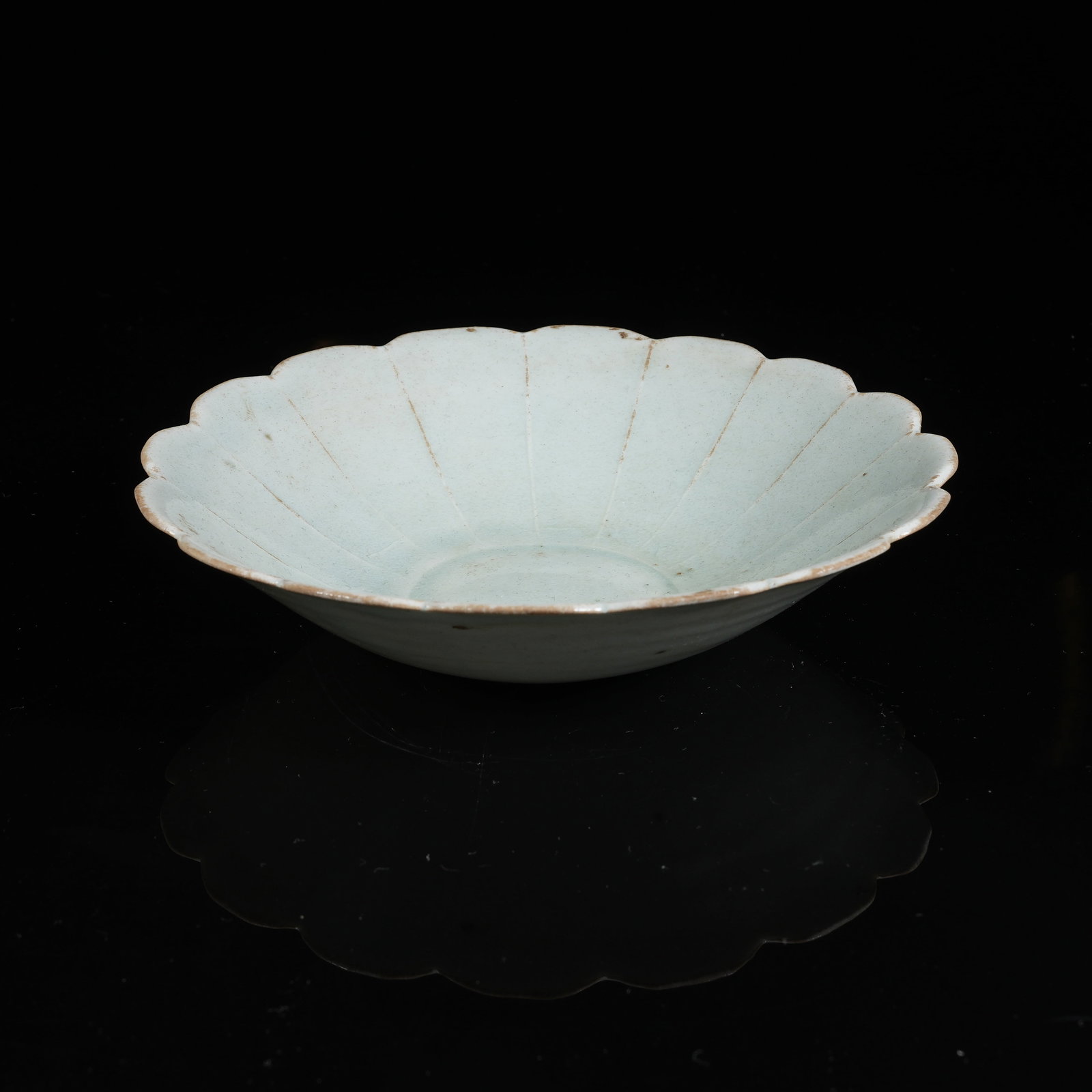 A HUTIAN KILN FLORAL-RIM PLATE (1 of 9)