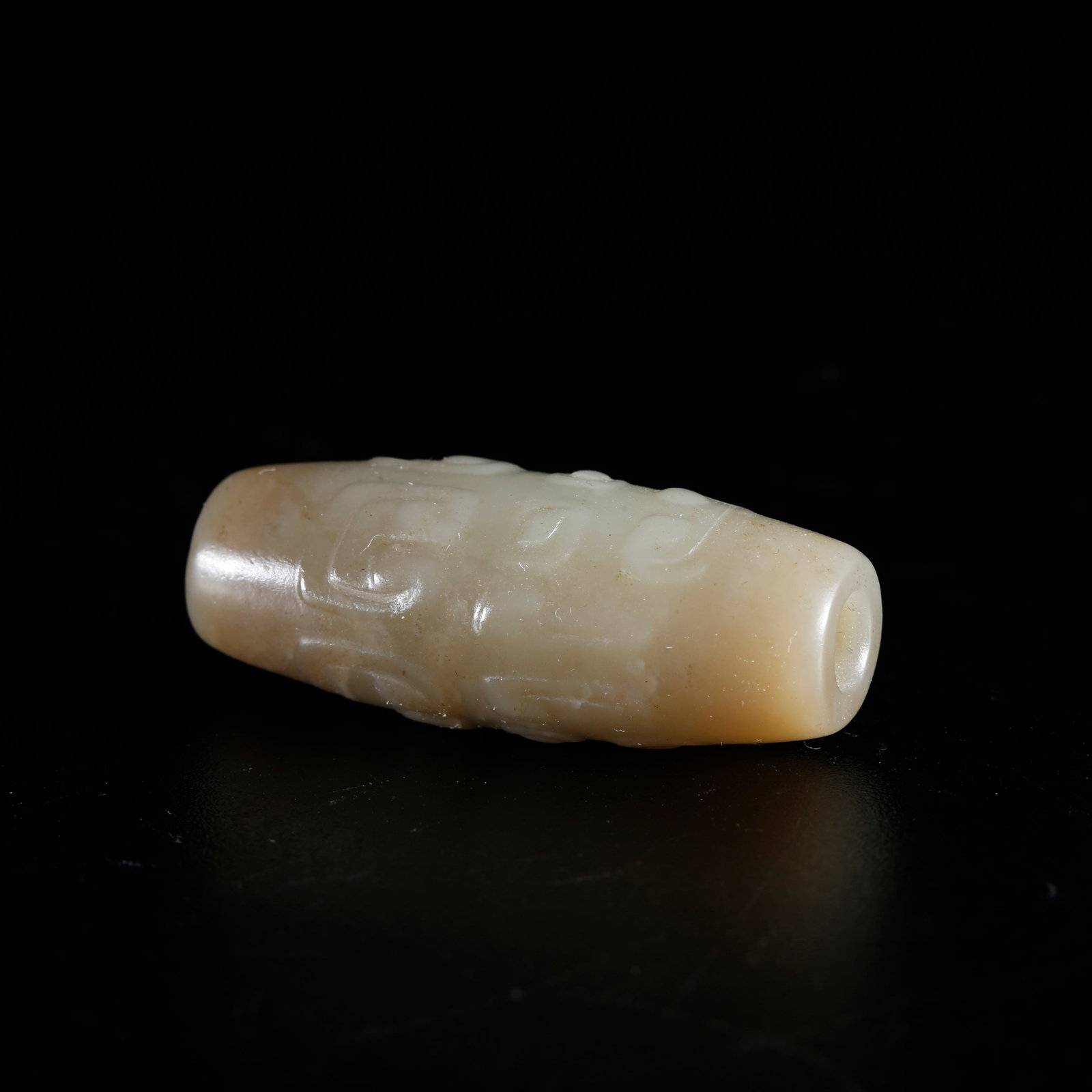 A HETIAN JADE LEZI CARVED WITH AUSPICIOUS CLOUD PATTERN: Hetian Jade Lezi Carved with Auspicious Cloud Pattern