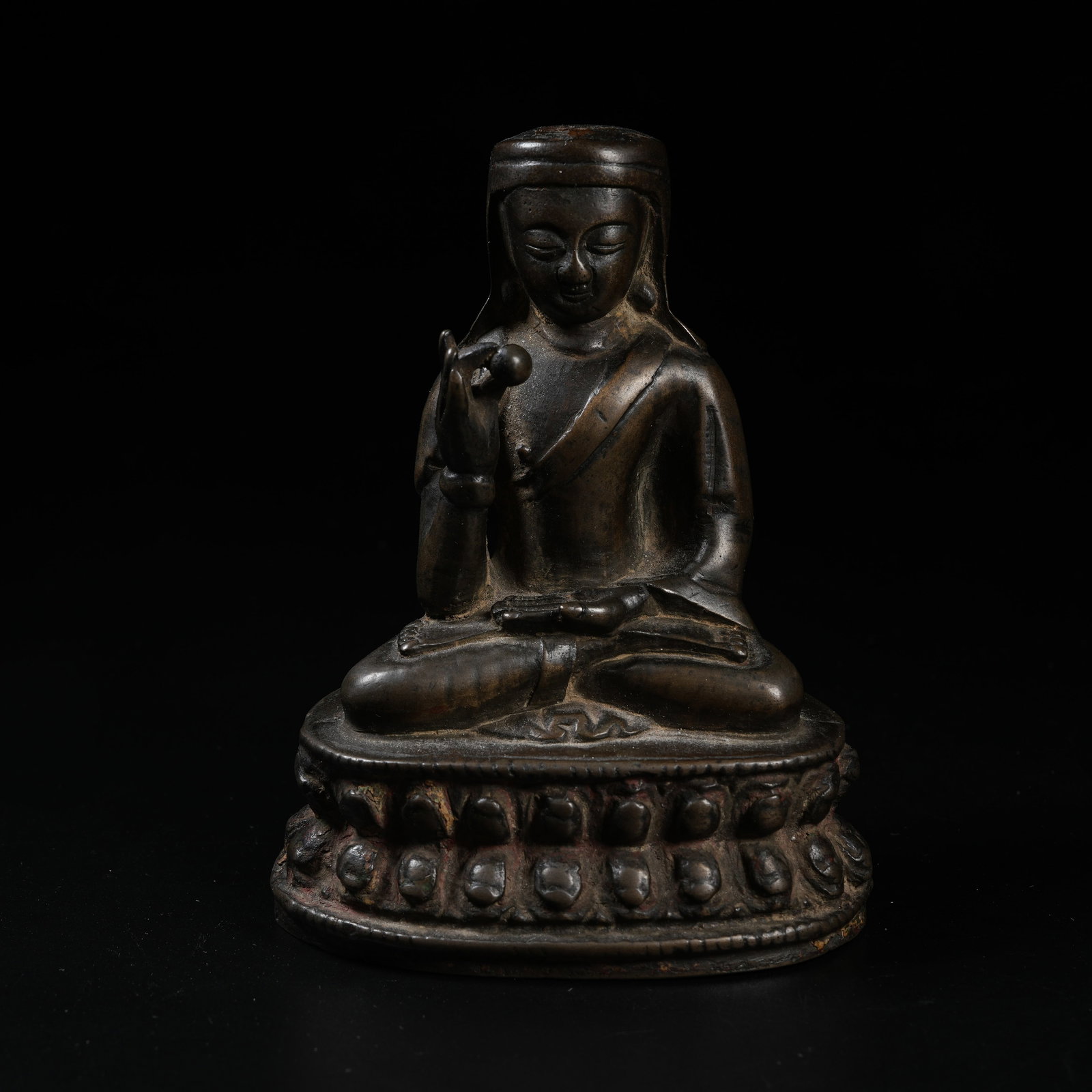 A SEATED BRONZE BUDDHA STATUE (1 of 9)