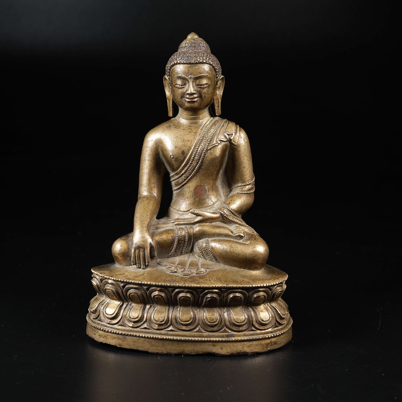 A GILT BRONZE STATUE OF SAKYAMUNI: Gilt Bronze Statue of Sakyamuni