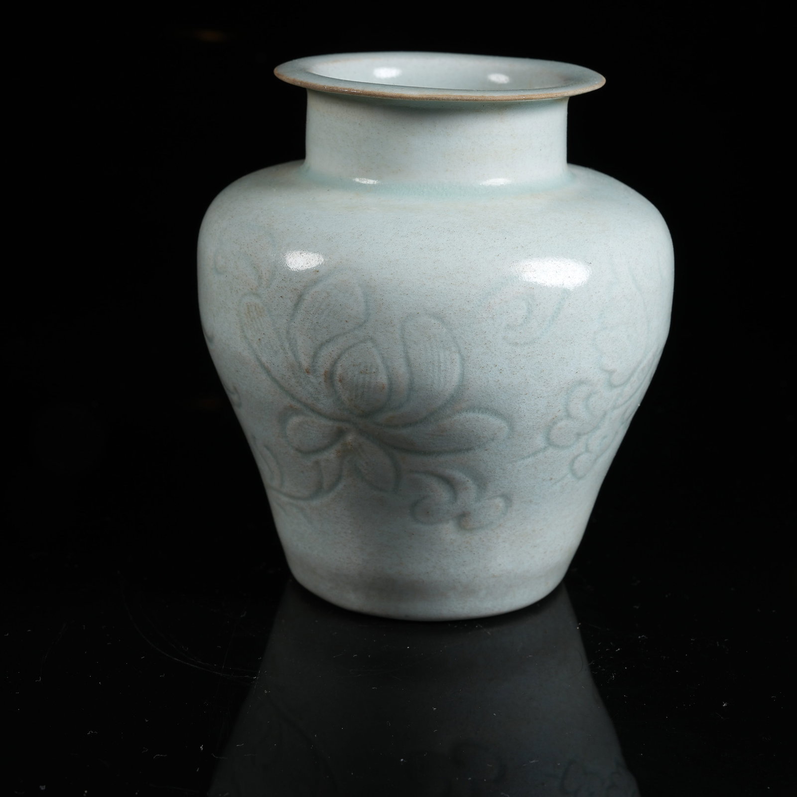 A WHITE GLAZE CARVED VASE (1 of 9)
