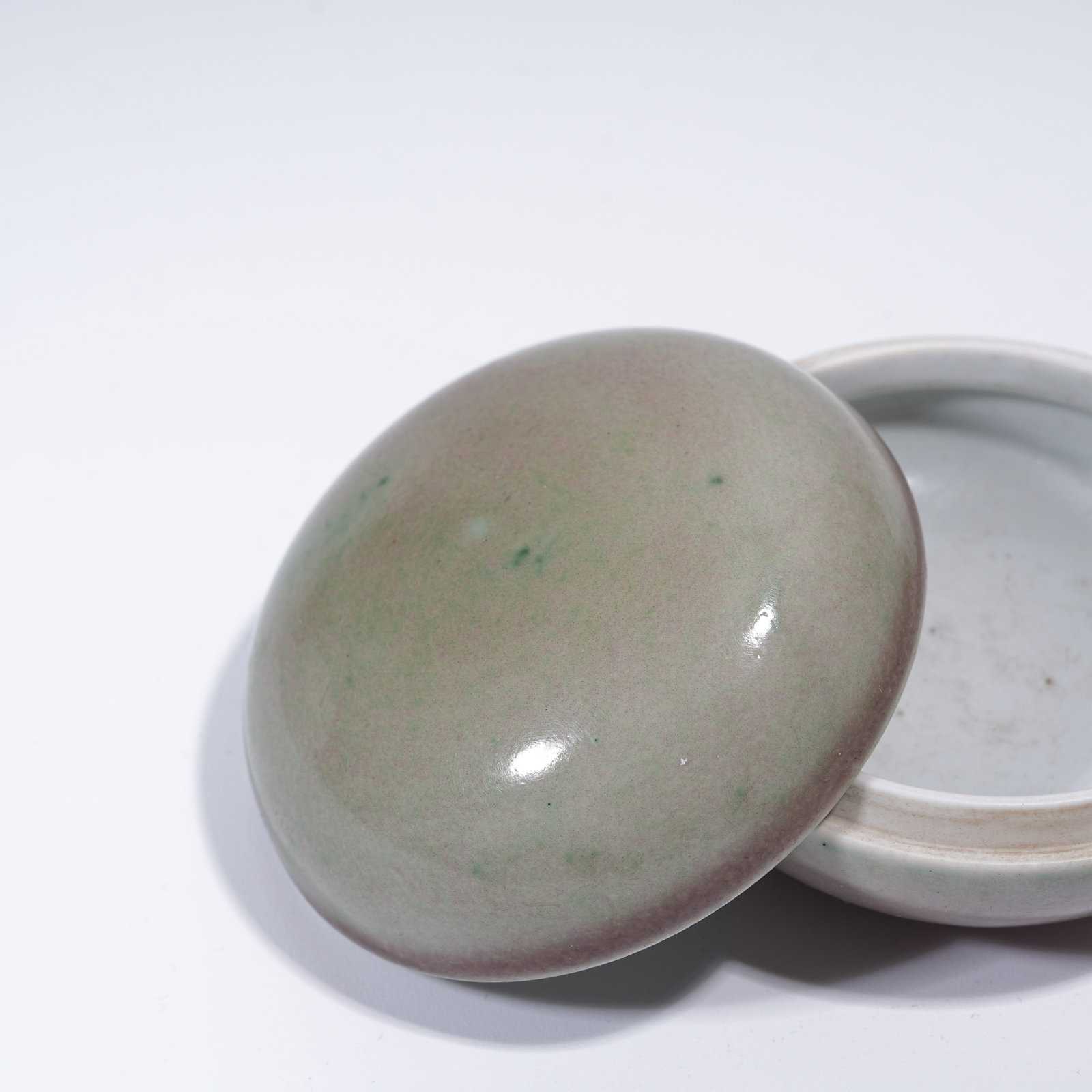 A BEAN RED GLAZE COVERED BOX - 2