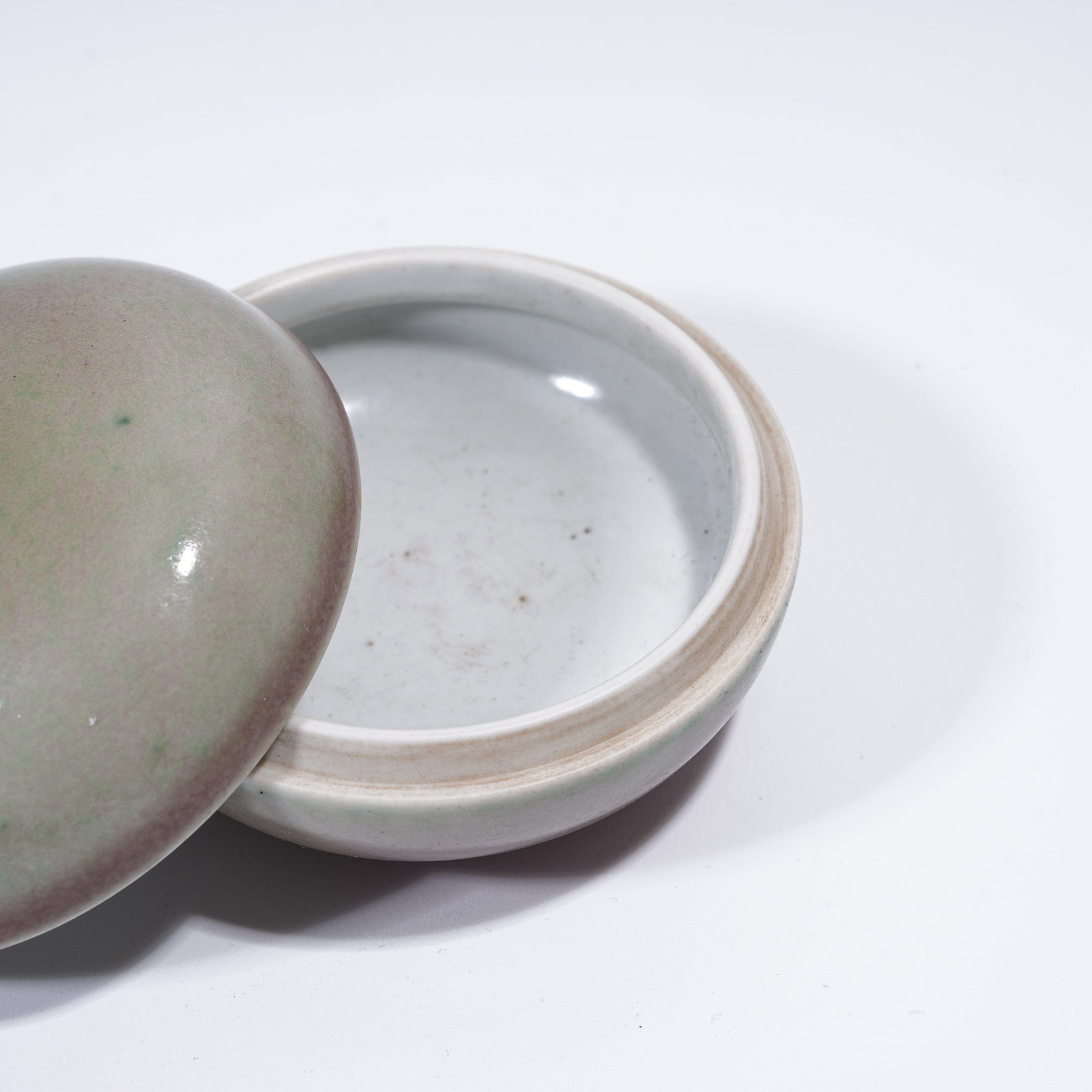 A BEAN RED GLAZE COVERED BOX - 3