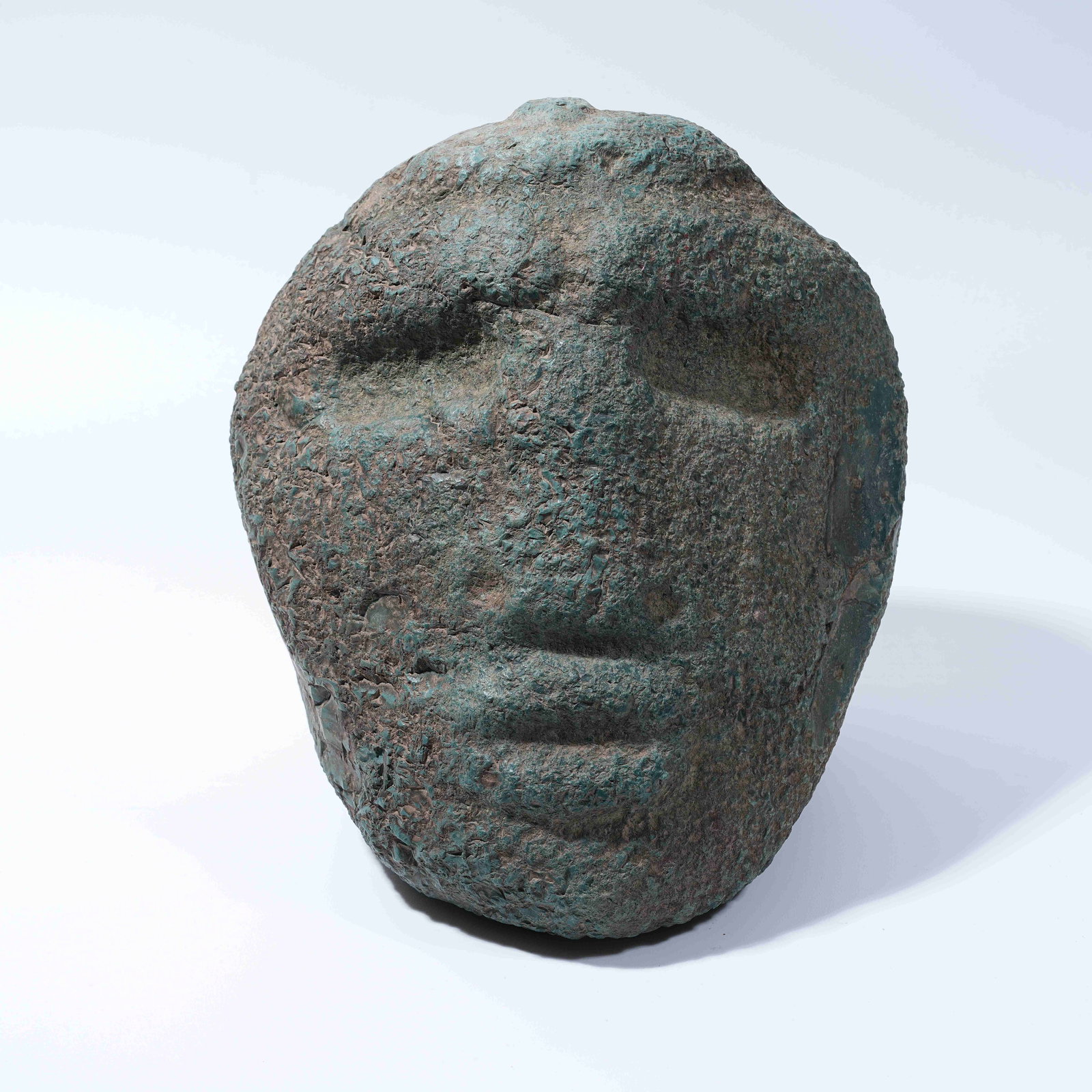 A CHICKEN-LIVER AGATE ANTHROPOMORPHIC FACE FIGURINE (1 of 9)
