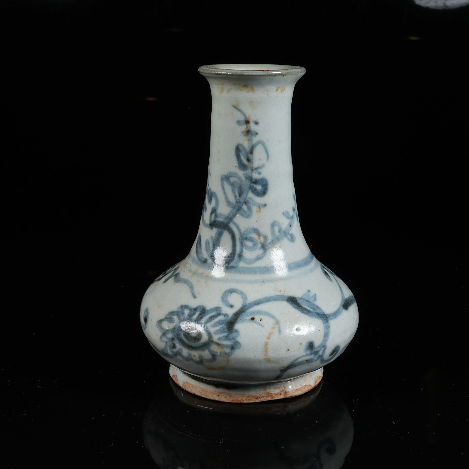 A BLUE AND WHITE FLORAL PATTERN WATER CHESTNUT VASE (1 of 10)