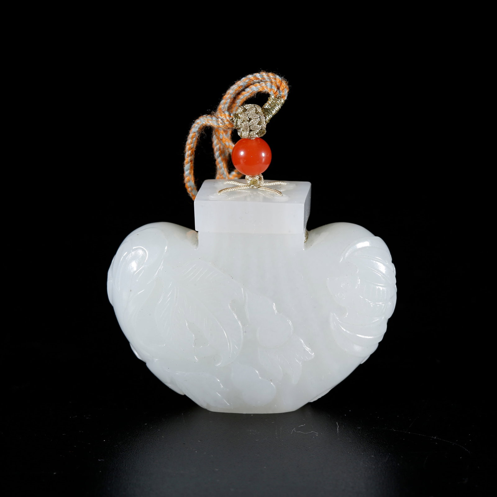 A HETIAN WHITE JADE CARVED GOURD-PATTERN PENDANT: Hetian white jade carved gourd-pattern pendant
