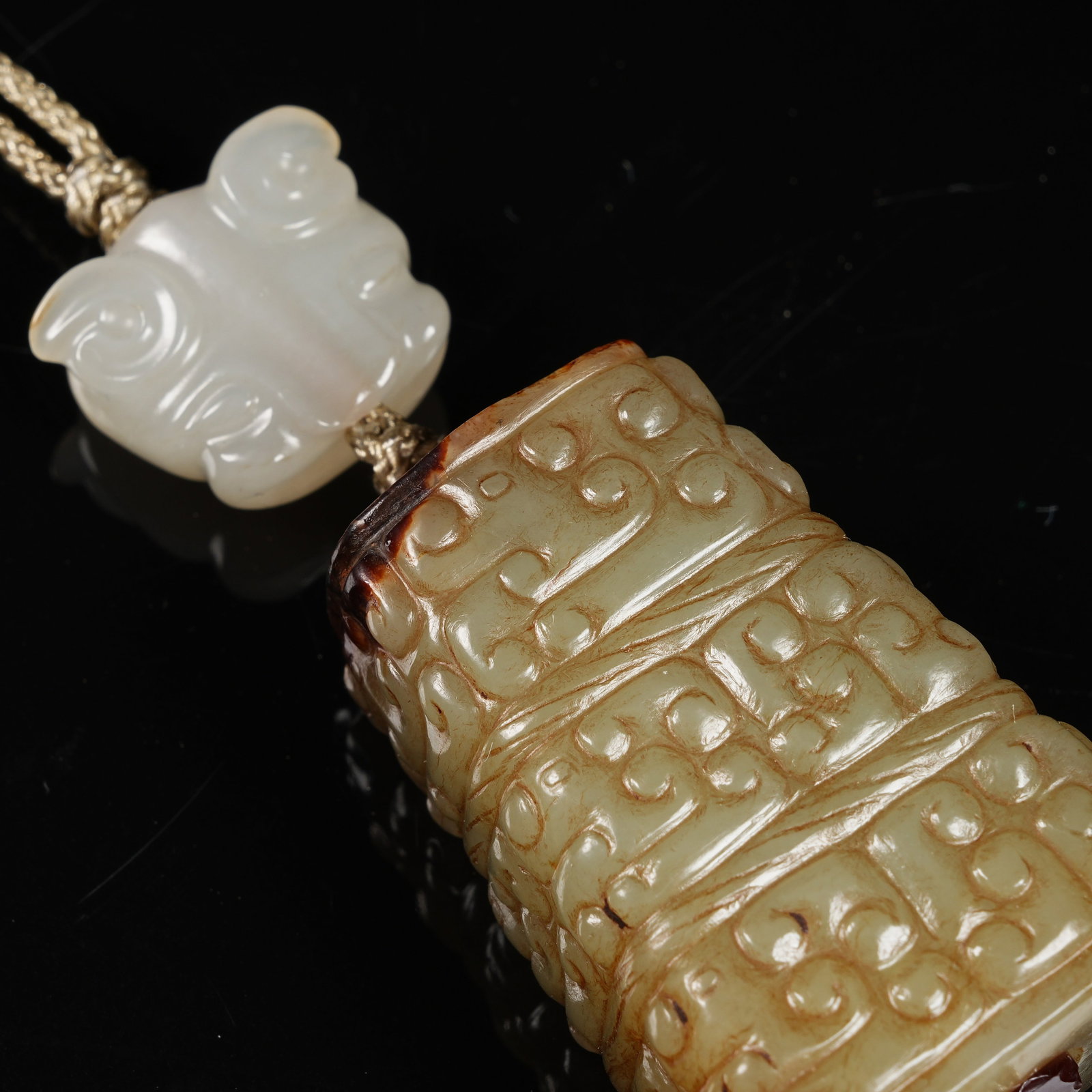 A ARCHAIC JADE CLOUD-SCROLL PATTERN CYLINDRICAL BEAD - 3