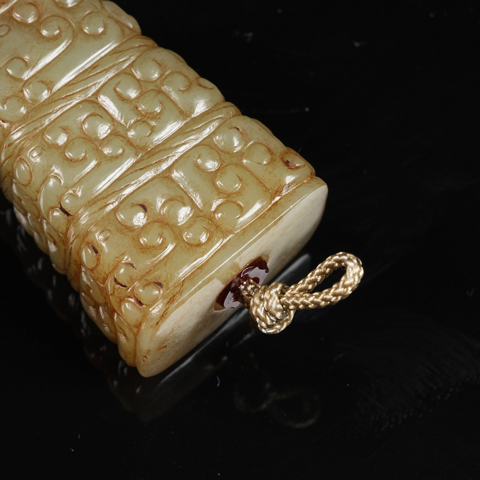 A ARCHAIC JADE CLOUD-SCROLL PATTERN CYLINDRICAL BEAD - 4