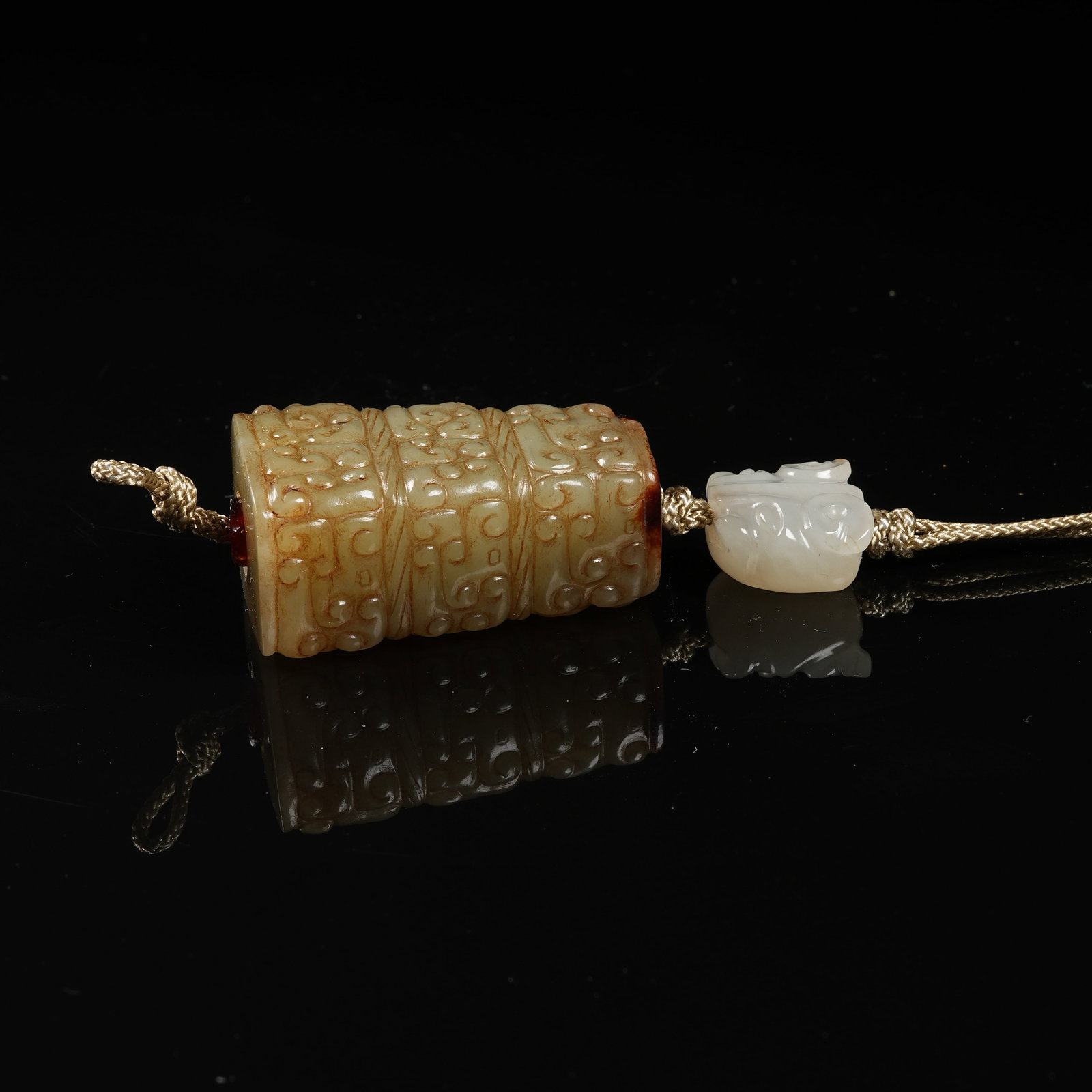 A ARCHAIC JADE CLOUD-SCROLL PATTERN CYLINDRICAL BEAD - 7