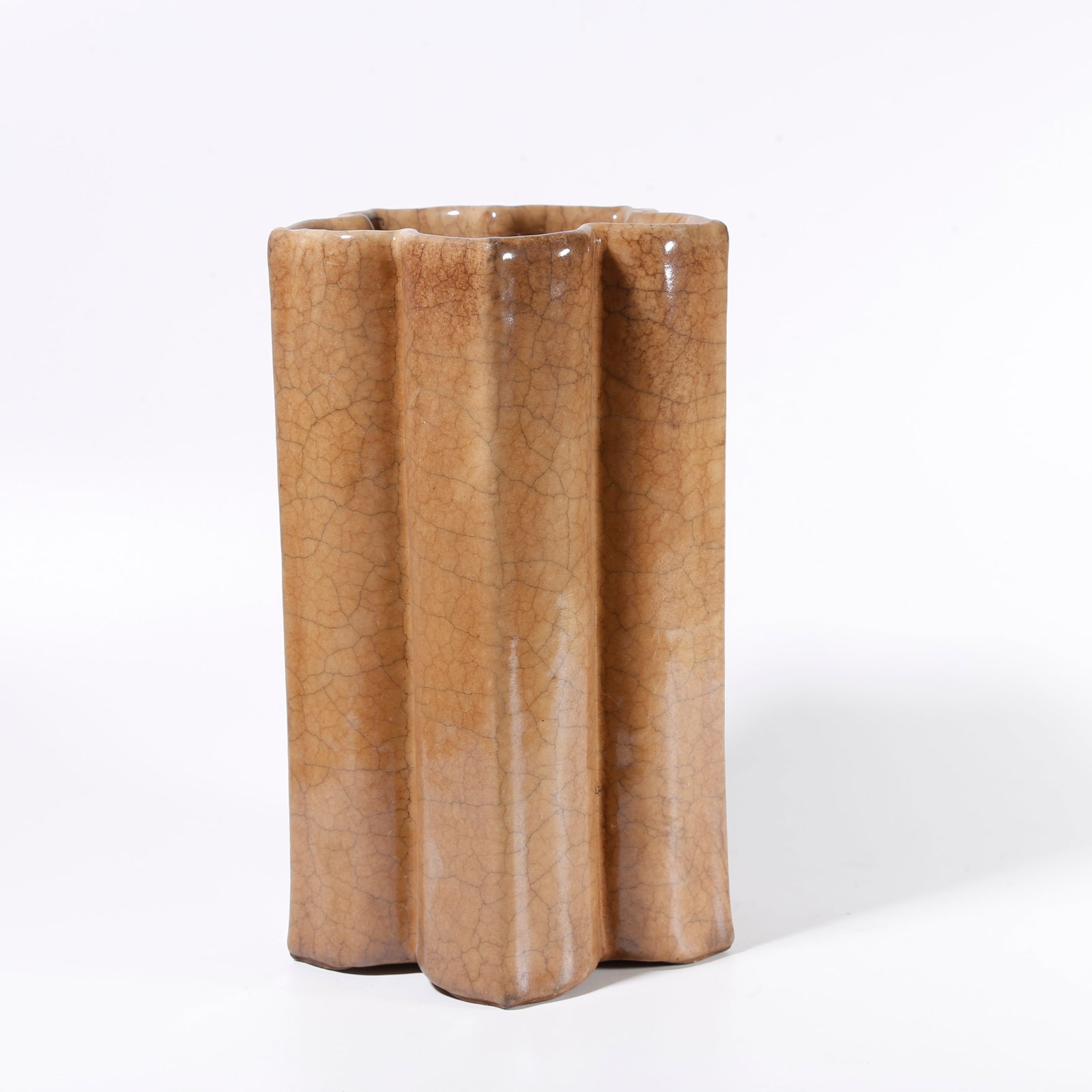 A FLORAL-RIM BRUSH HOLDER FROM GUAN KILN: Floral-Rim Brush Holder from Guan Kiln