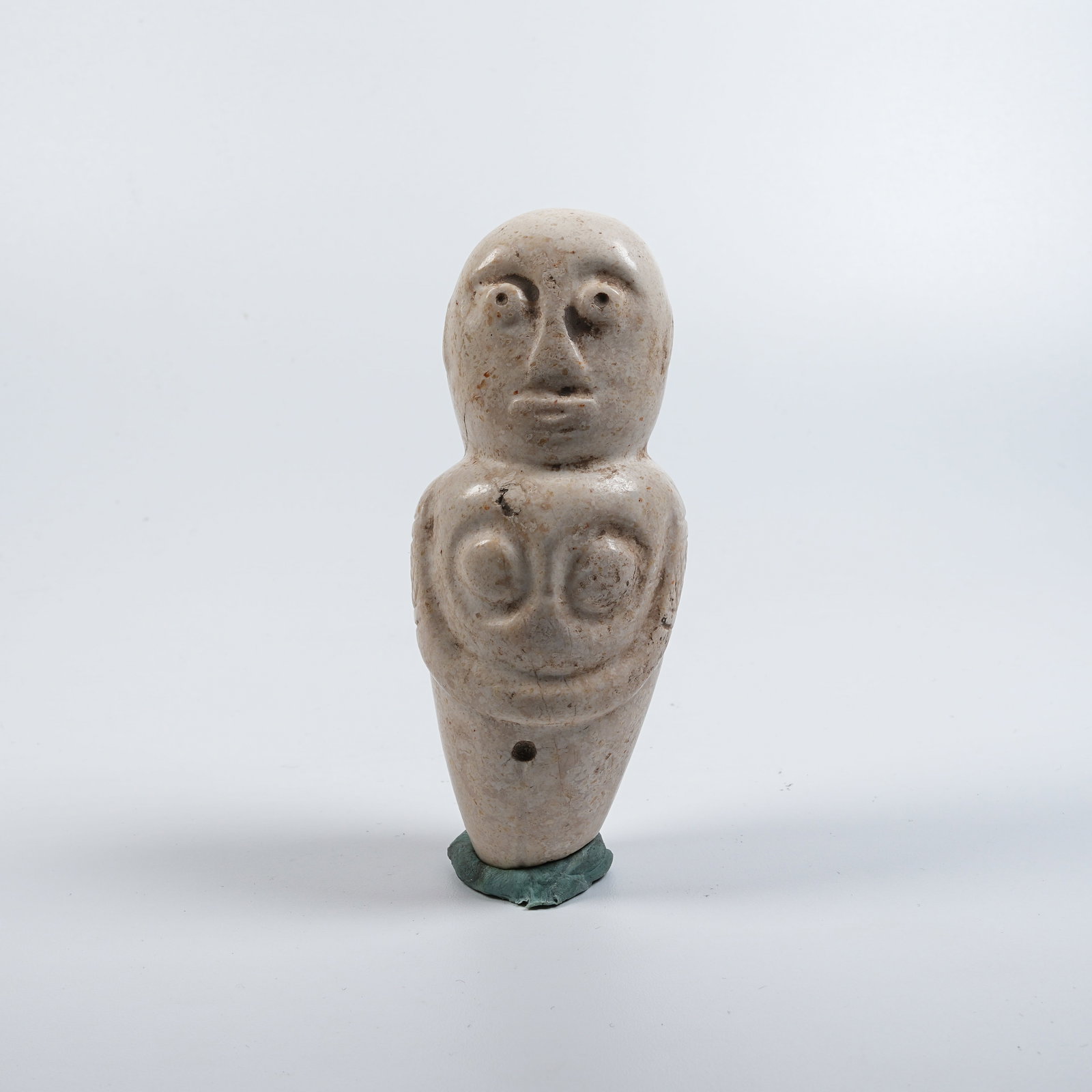 A HONGSHAN CULTURE ARCHAIC JADE ANTHROPOMORPHIC DEITY PENDANT (1 of 9)