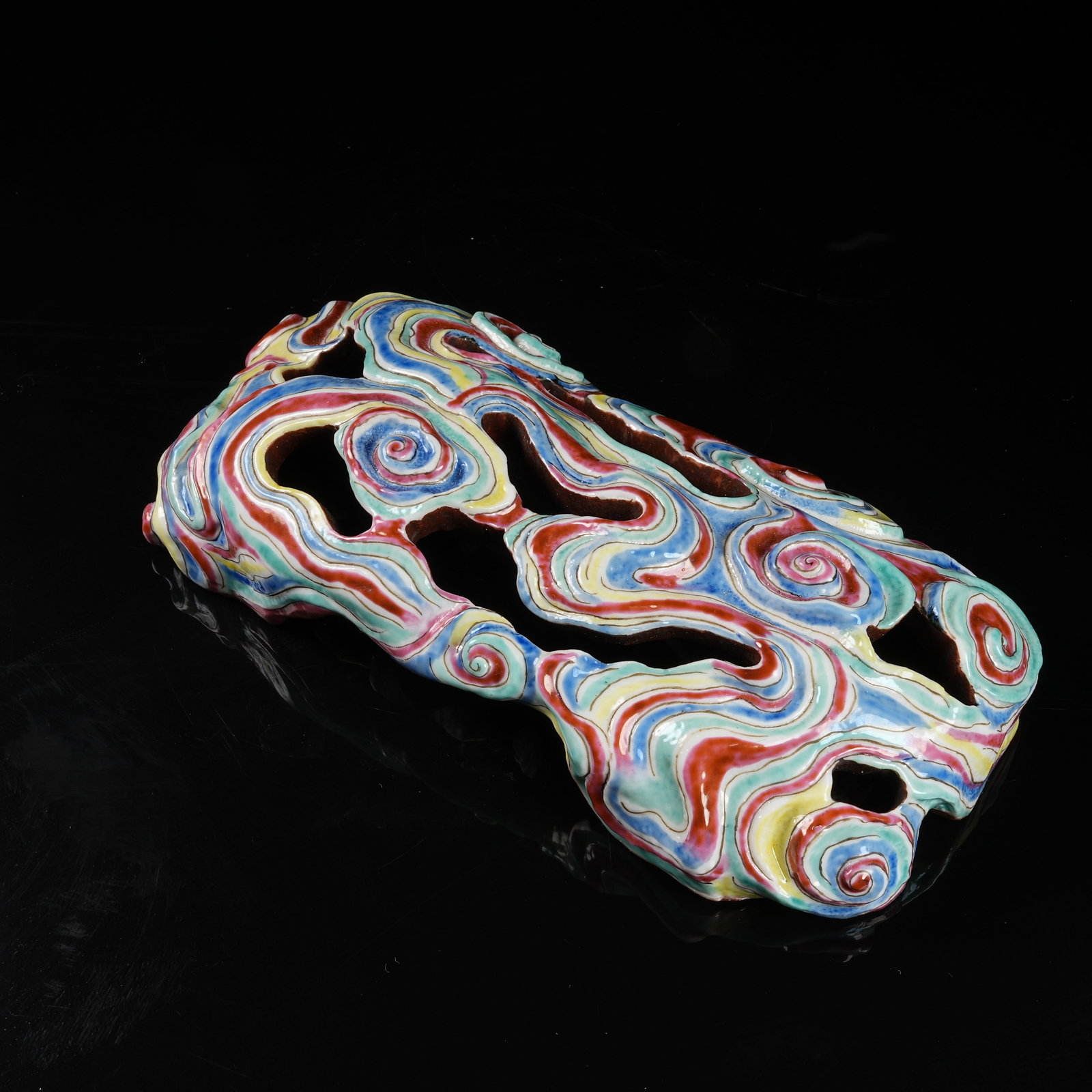 A FAMILLE-ROSE ENAMEL CLOUD-SCROLL ARMREST: Famille-rose enamel cloud-scroll armrest