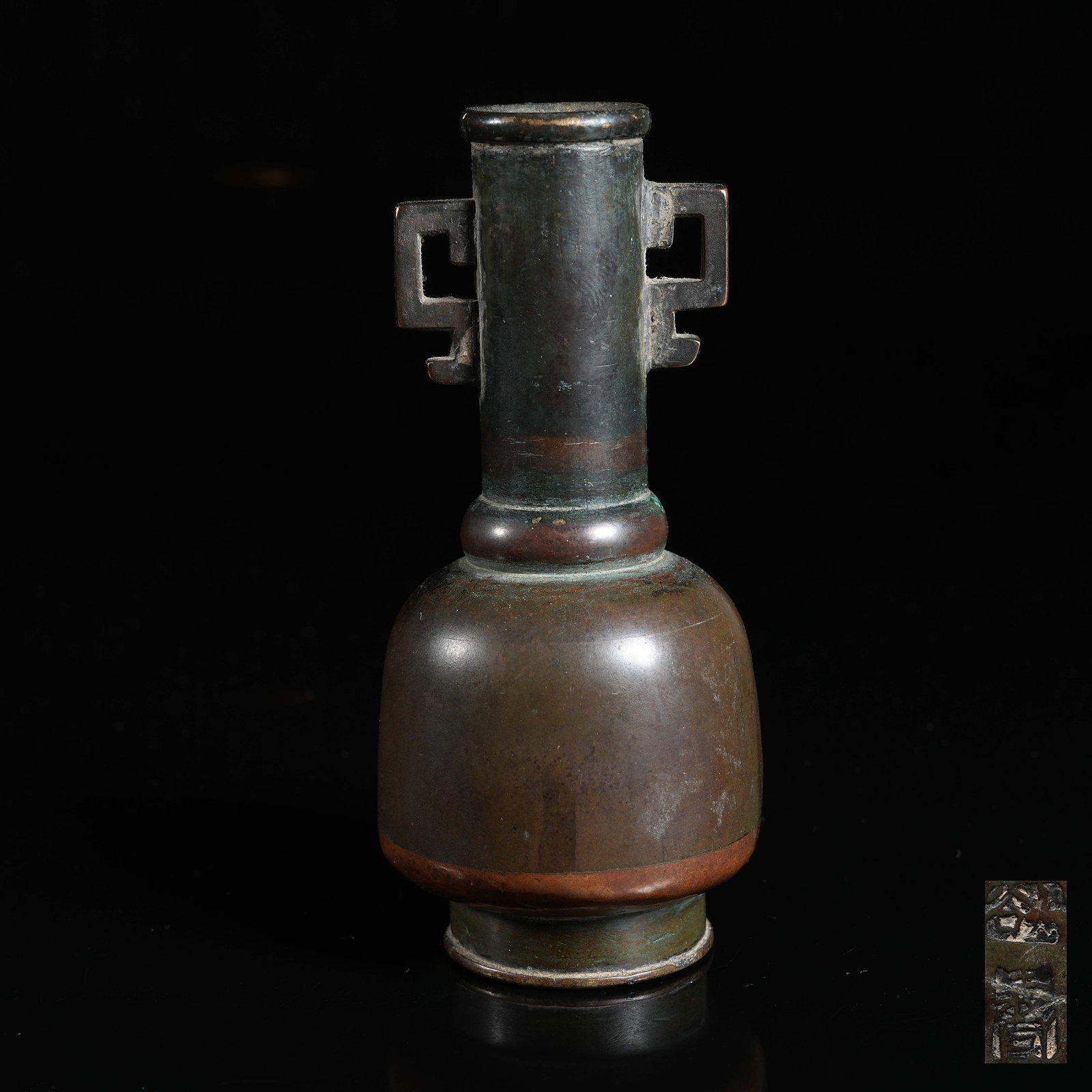 A BRONZE RITUAL VASE (1 of 10)