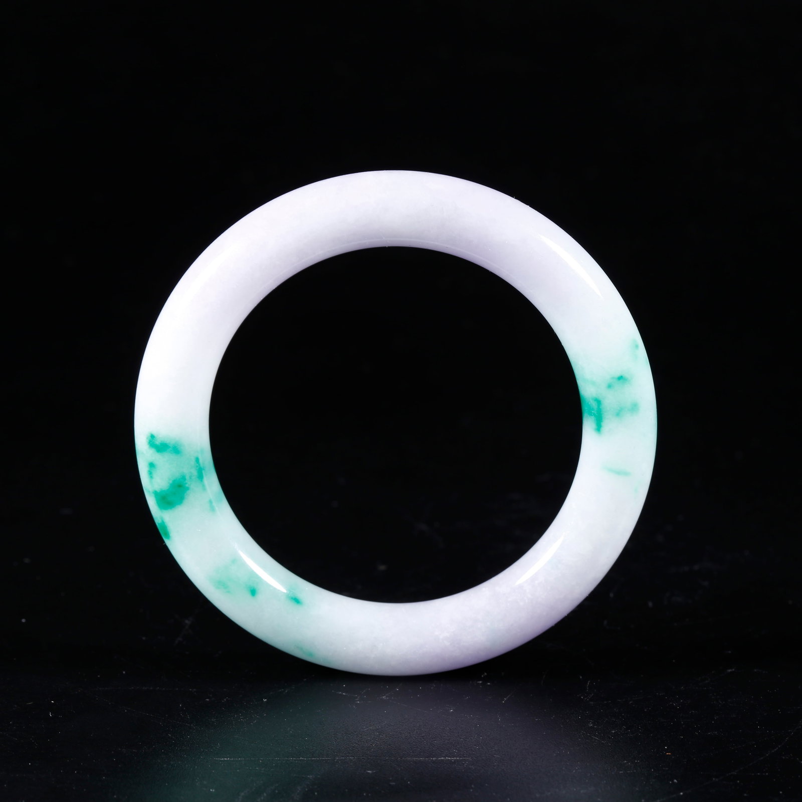 A JADEITE CARVED BRACELET: Jadeite Carved Bracelet