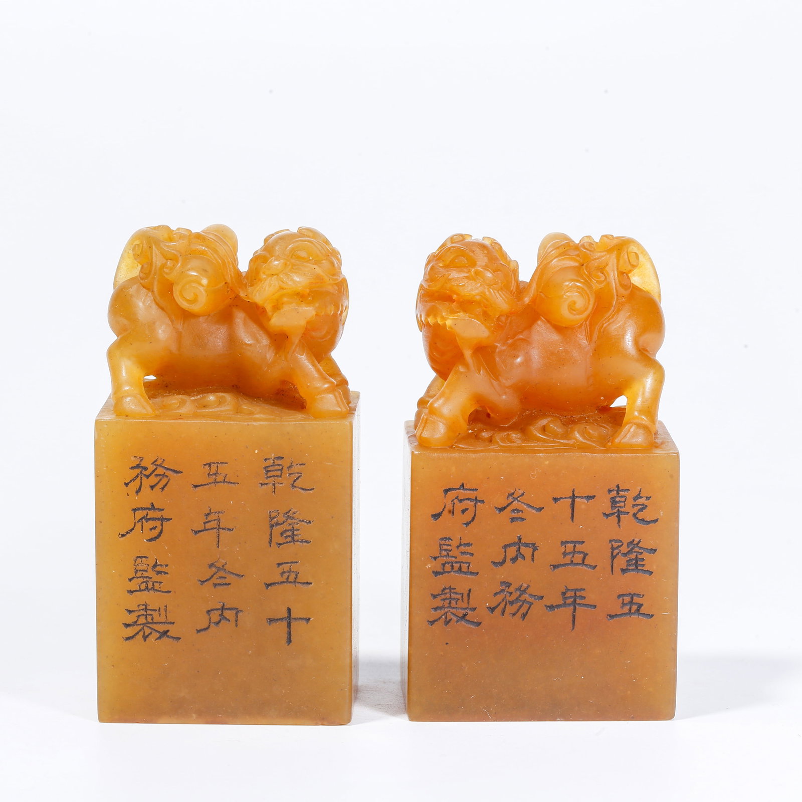 A PAIR OF SHOUSHAN TIANHUANG STONE SEALS WITH BEAST KNOBS (1 of 11)