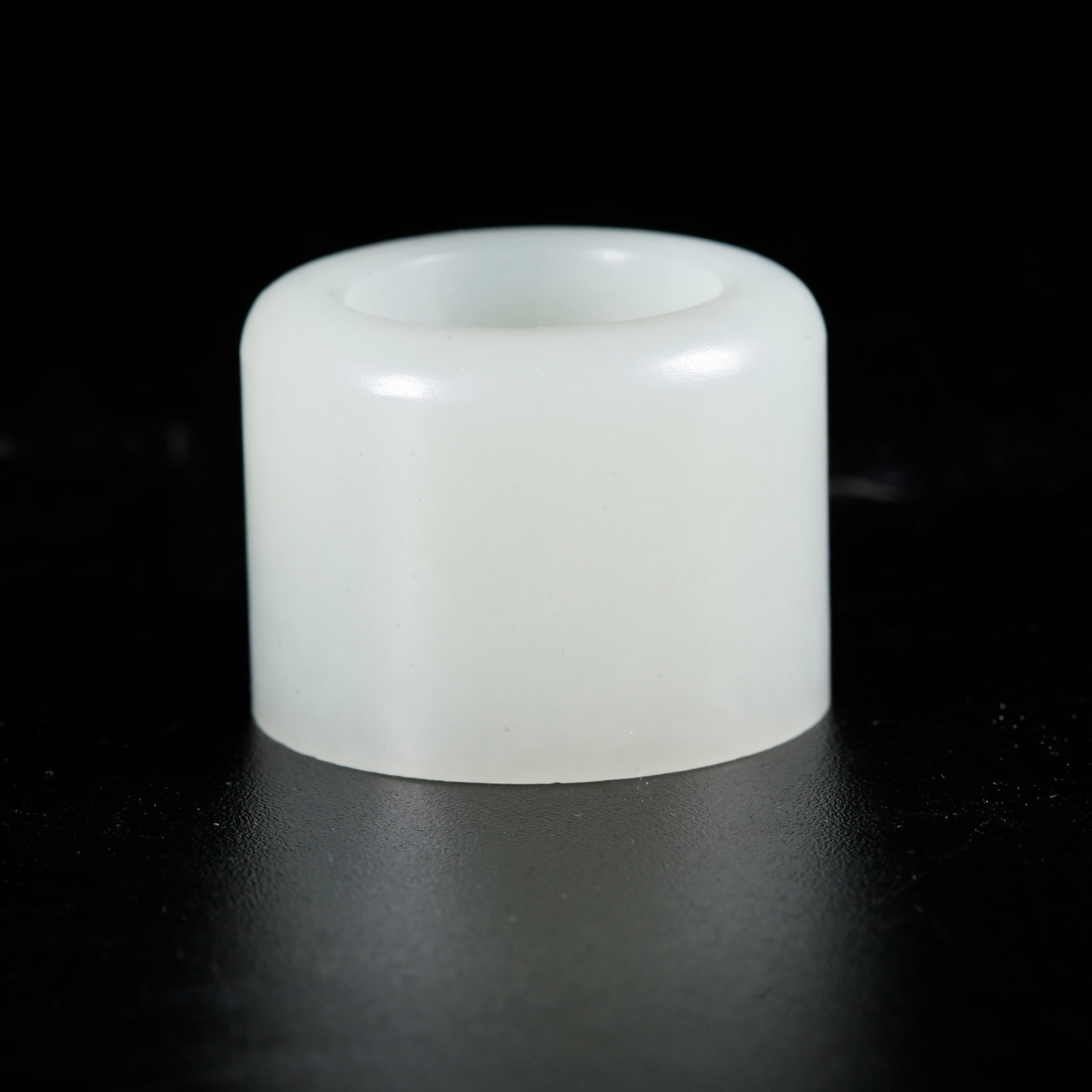 A HETIAN JADE CARVED THUMB RING (1 of 8)