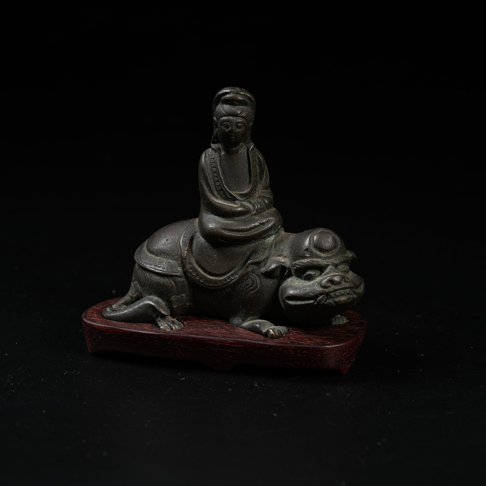 A BRONZE STATUE OF GUANYIN: Bronze Statue of Guanyin