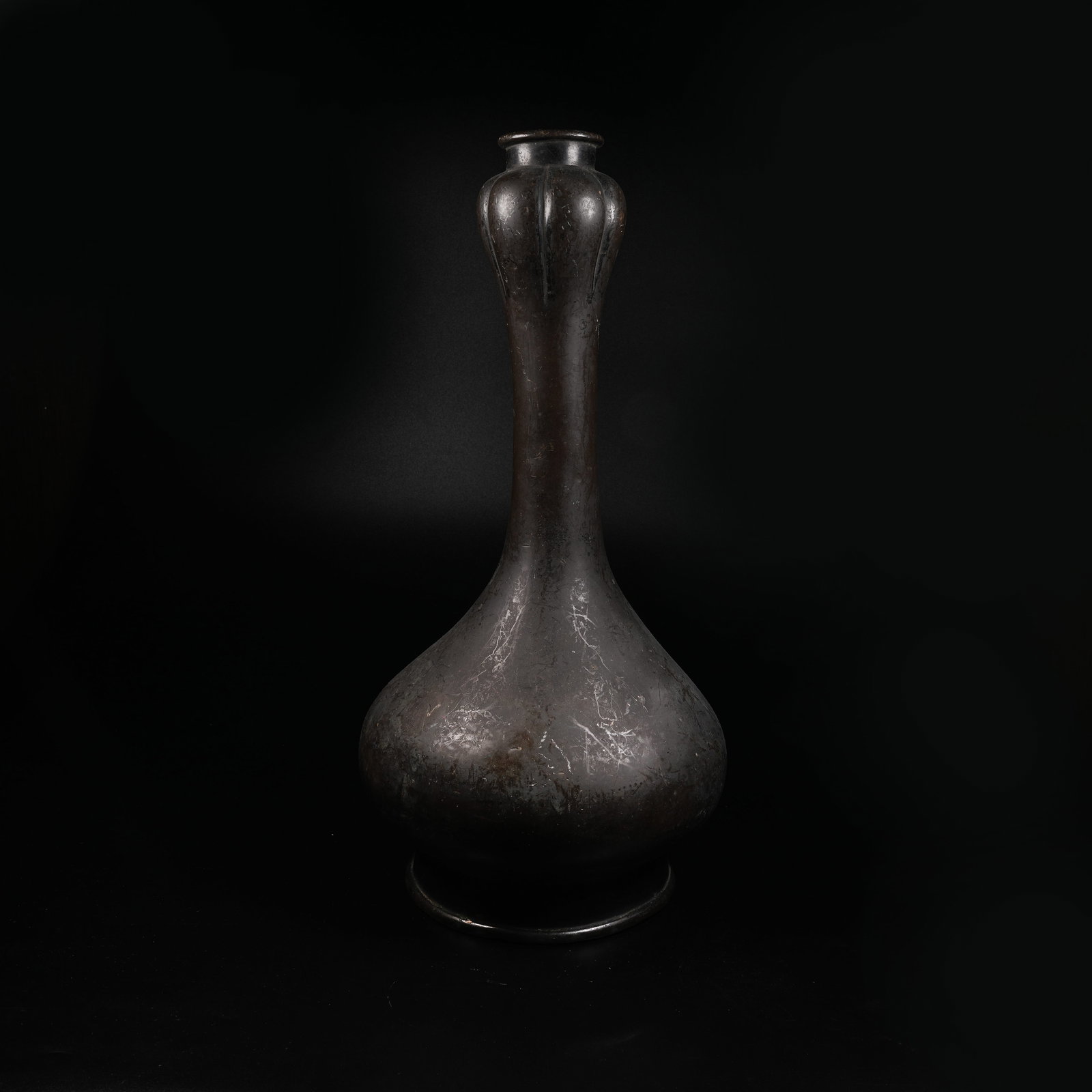A COPPER GARLIC-MOUTH VASE (1 of 10)