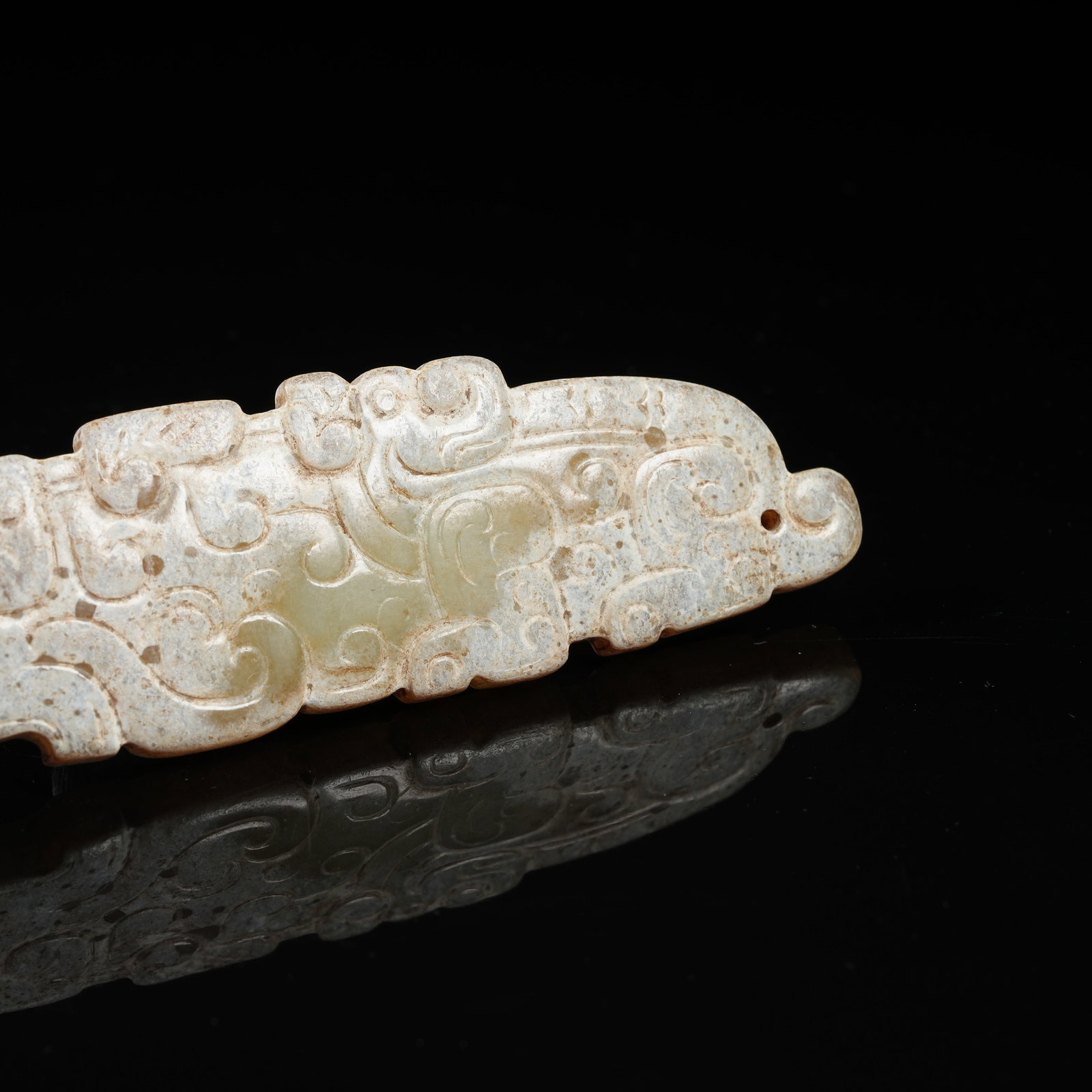 A ARCHAIC JADE CLOUD-SCROLL PATTERN PENDANT - 2