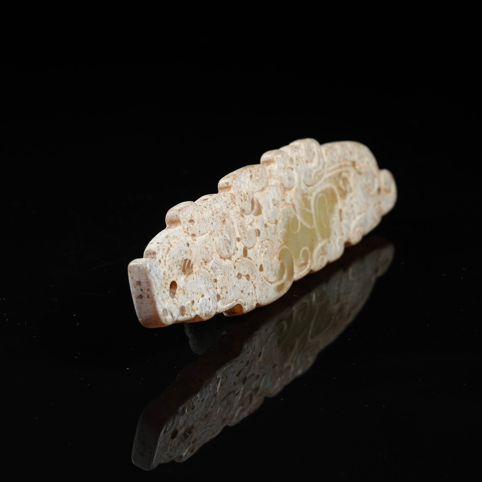 A ARCHAIC JADE CLOUD-SCROLL PATTERN PENDANT - 4