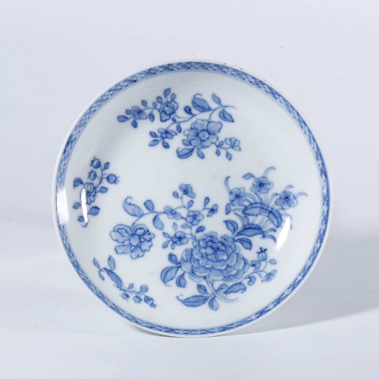 A BLUE AND WHITE BRUSH WASHER WITH FLORAL PATTERNS: Blue and White Brush Washer with Floral Patterns