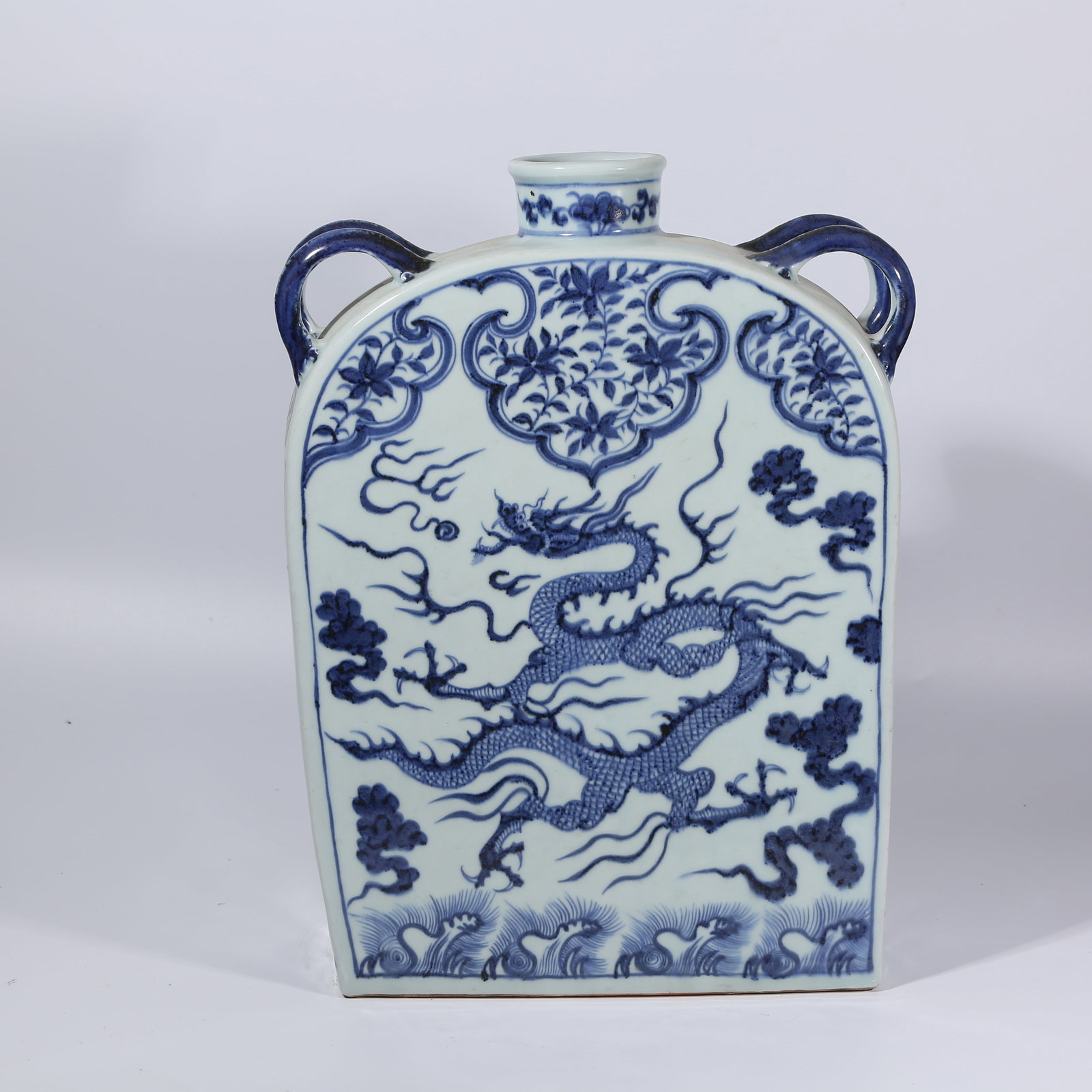 A BLUE-AND-WHITE DRAGON PATTERN FOUR-HANDLED FLAT HU: Blue-and-White Dragon Pattern Four-Handled Flat Hu