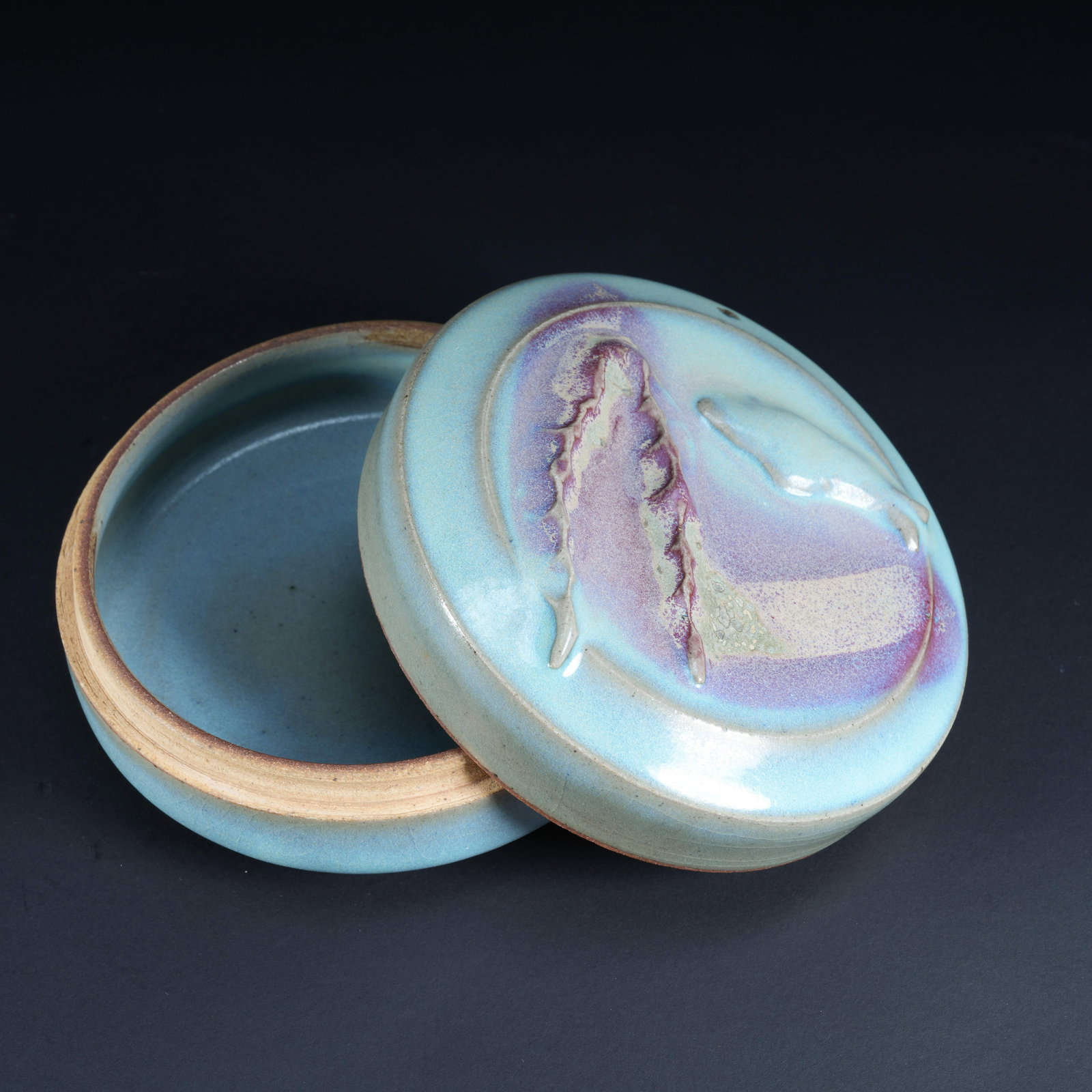A JUN KILN CARVED PORCELAIN FISH-PATTERN ROUND COVERED BOX (1 of 9)