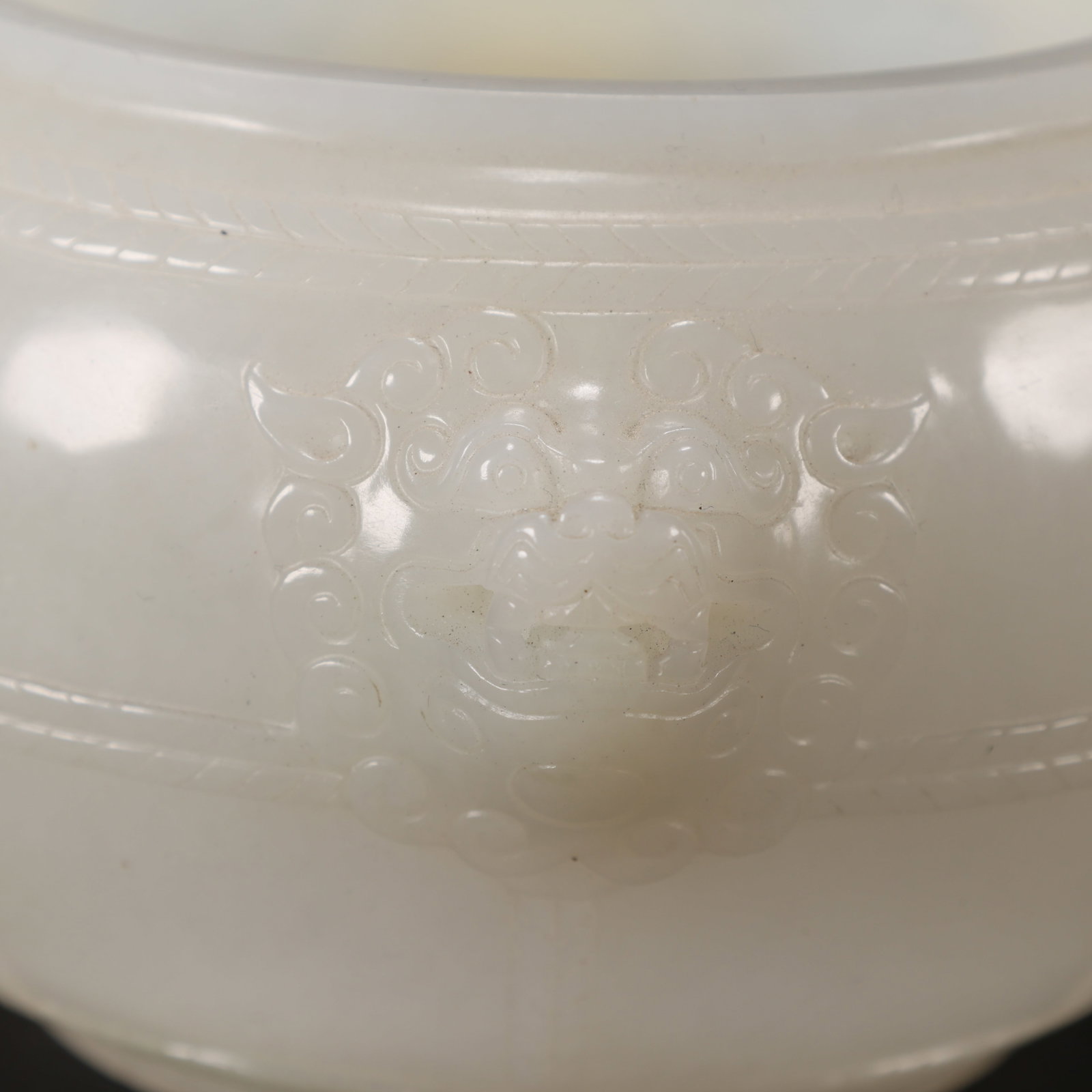 A HETIAN JADE ROPE-PATTERN DOUBLE-DRAGON JAR - 4