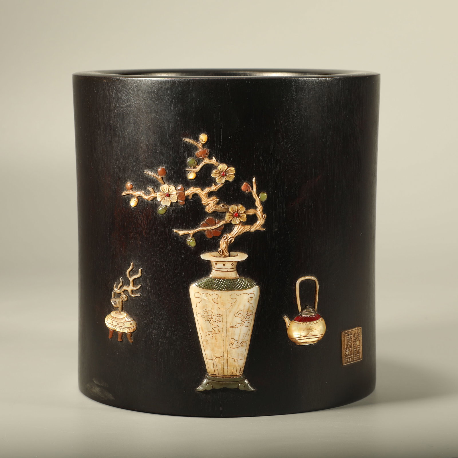 A RED SANDALWOOD BRUSH POT INLAID WITH TREASURES AND ANTIQUE PATTERN: Red Sandalwood Brush Pot Inlaid with Treasures and Antique Pattern