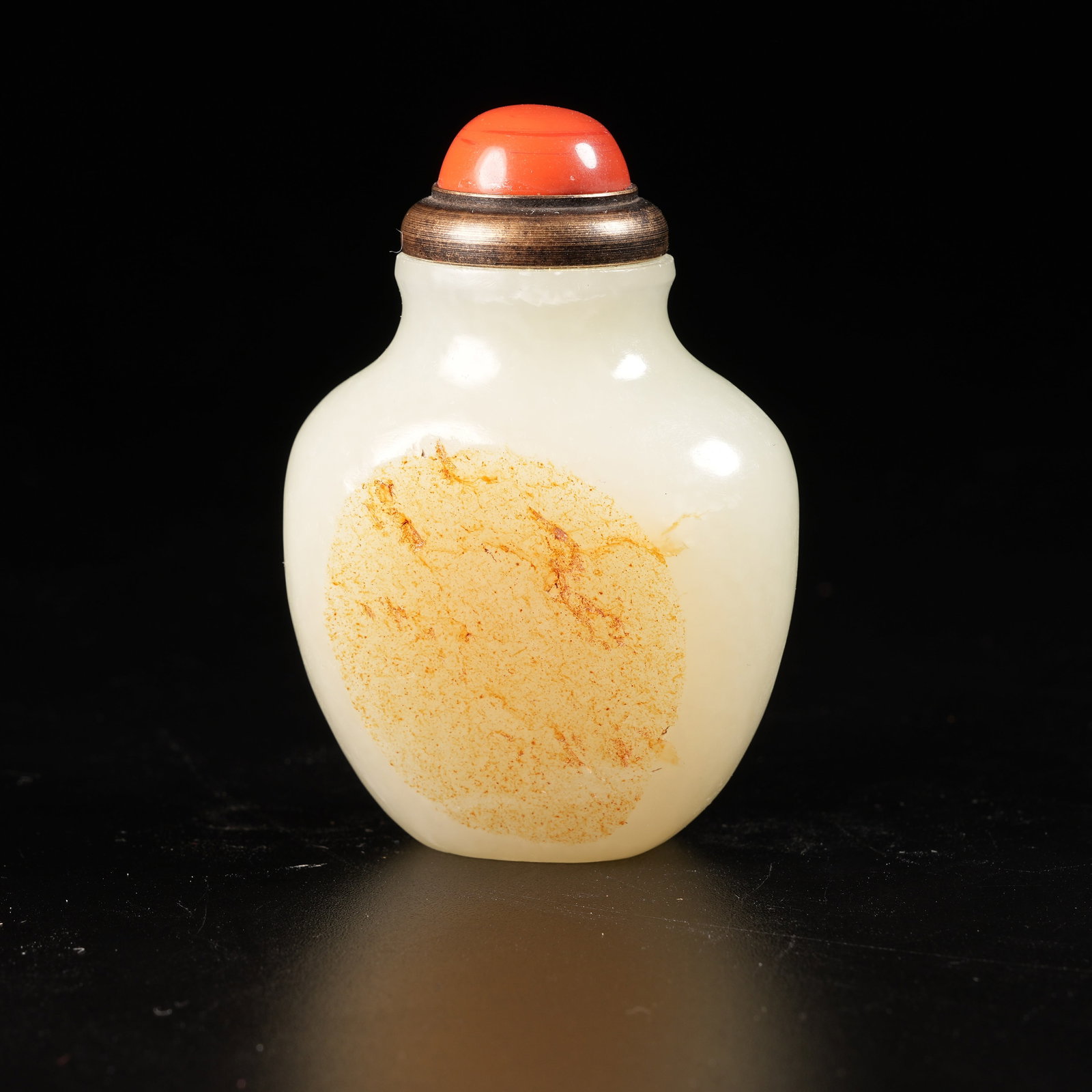A HETIAN JADE SNUFF BOTTLE: Hetian Jade Snuff Bottle