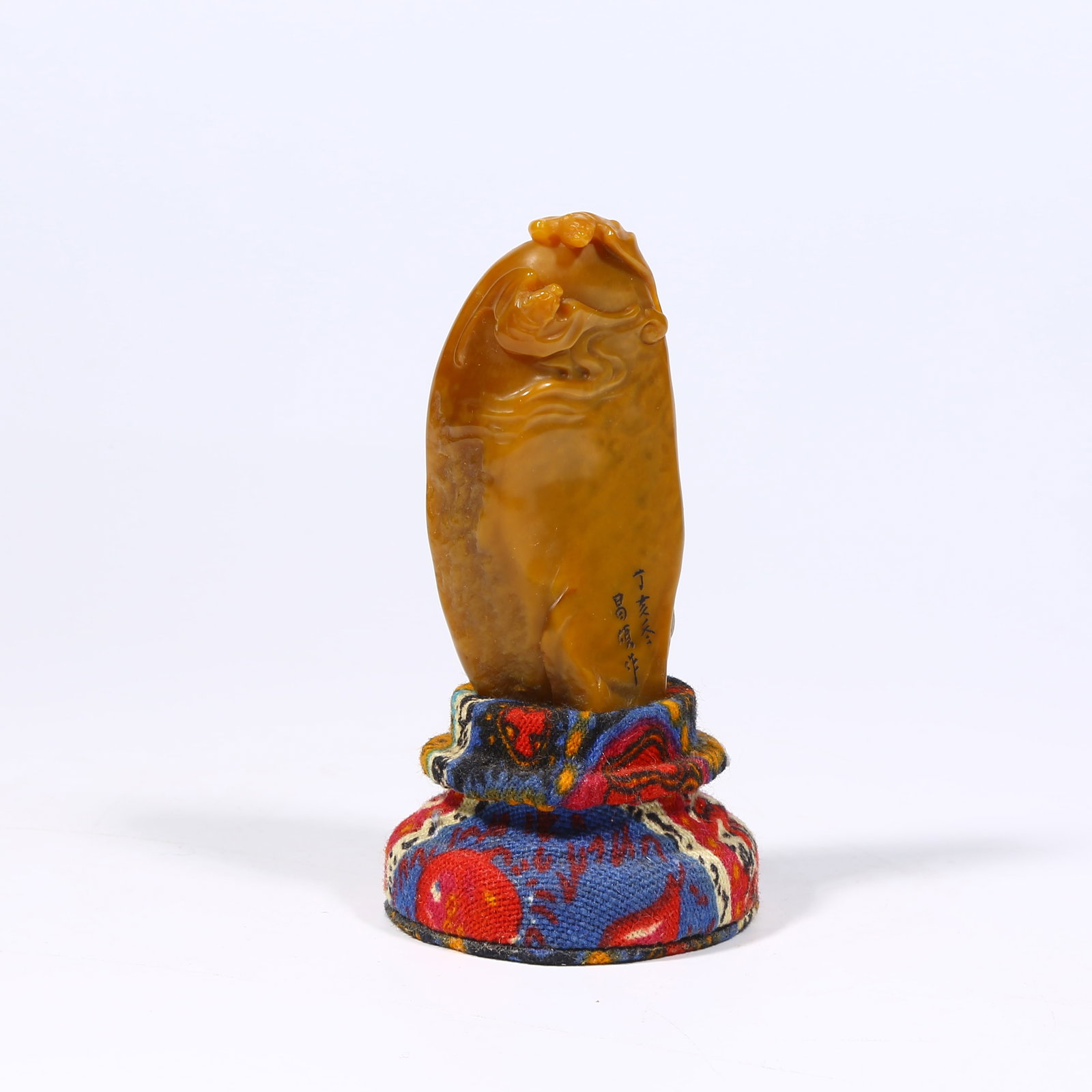 A SHOUSHAN TIANHUANG STONE SEAL WITH BAT AND CLOUD PATTERN: Shoushan Tianhuang stone seal with bat and cloud pattern