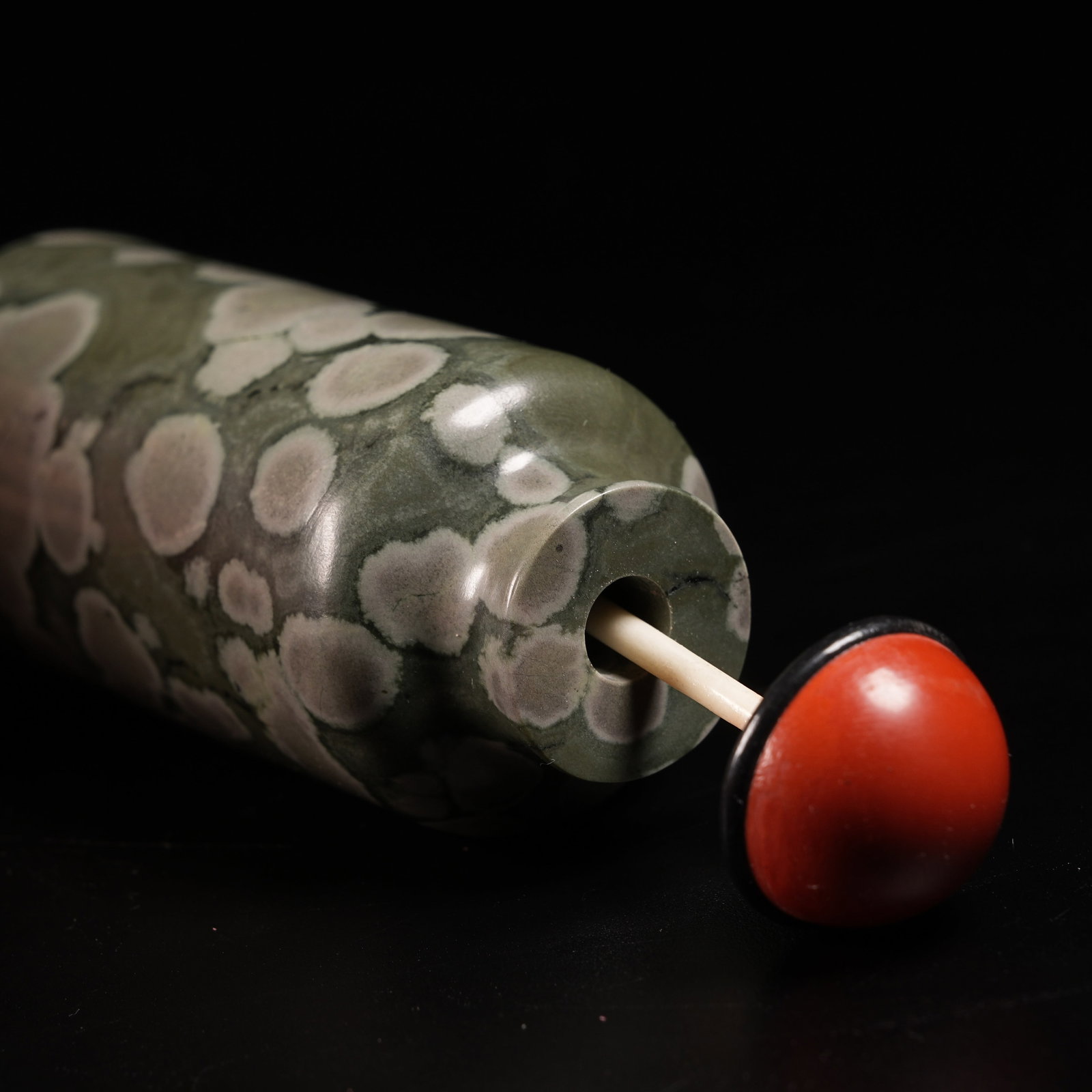 A "PATCH STONE" SNUFF BOTTLE - 8