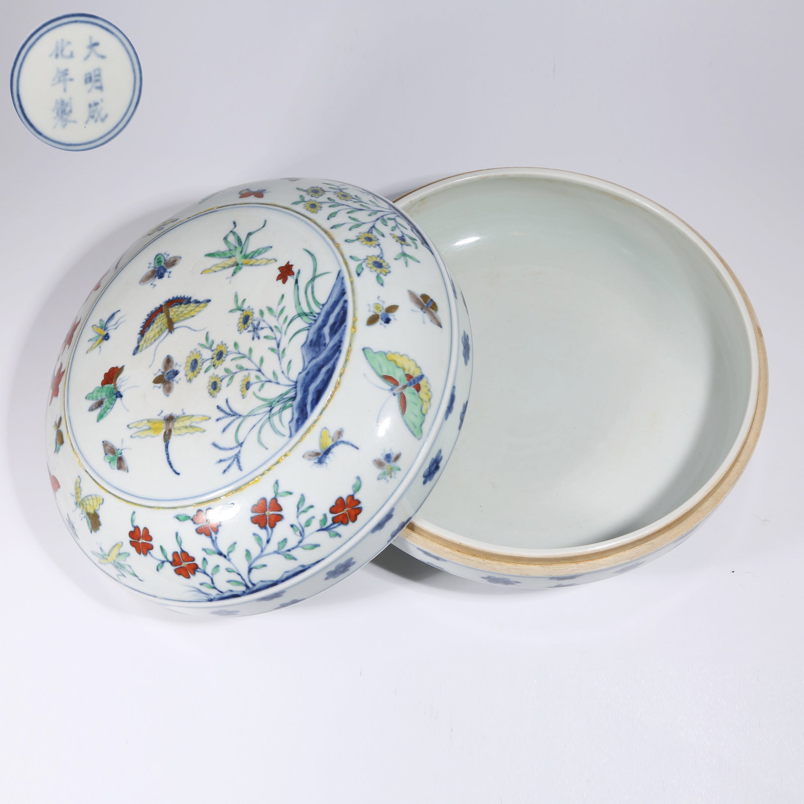 A DOUCAI FLORAL AND BUTTERFLY PATTERN OFFERING BOX: Doucai Floral and Butterfly Pattern Offering Box