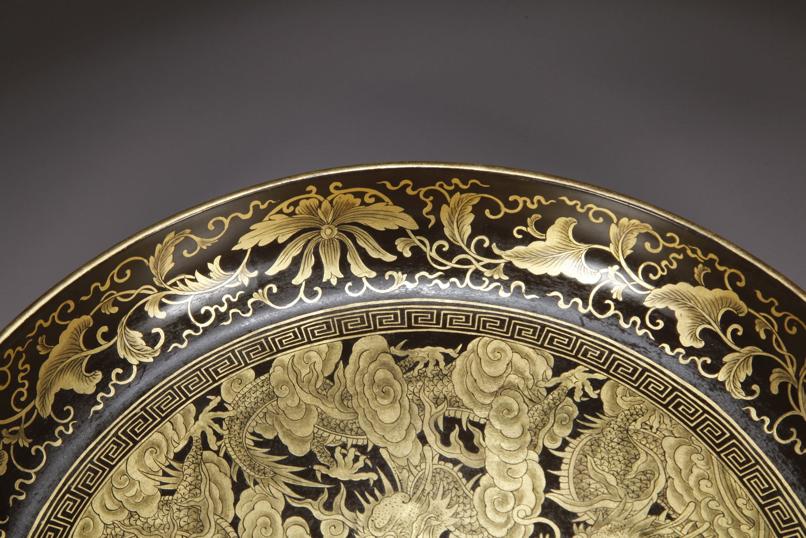 A LACQUER WITH GILDED FIVE-DRAGON PATTERN PLATE - 2