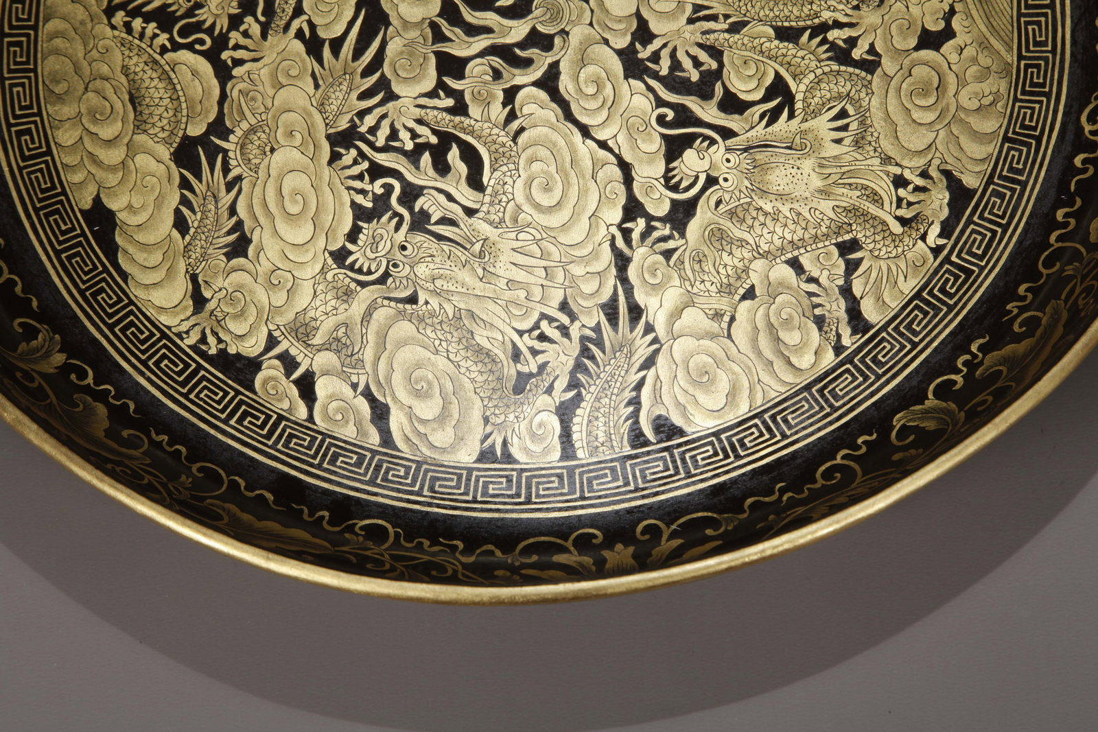 A LACQUER WITH GILDED FIVE-DRAGON PATTERN PLATE - 3