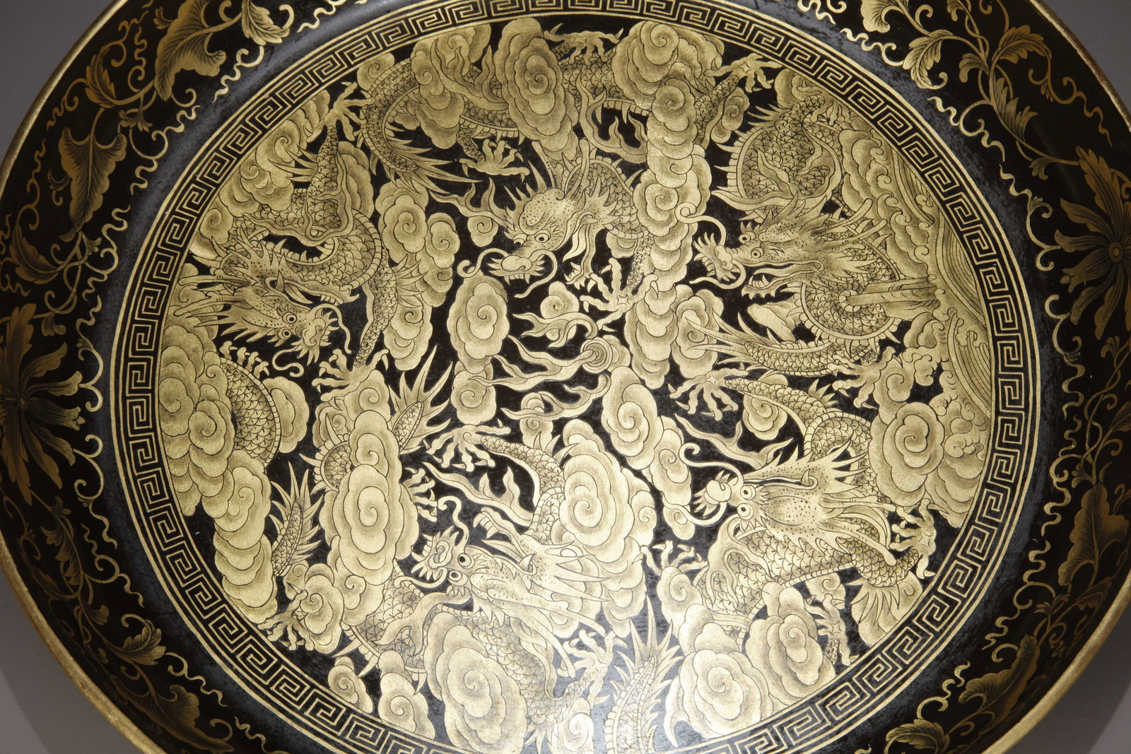 A LACQUER WITH GILDED FIVE-DRAGON PATTERN PLATE - 4