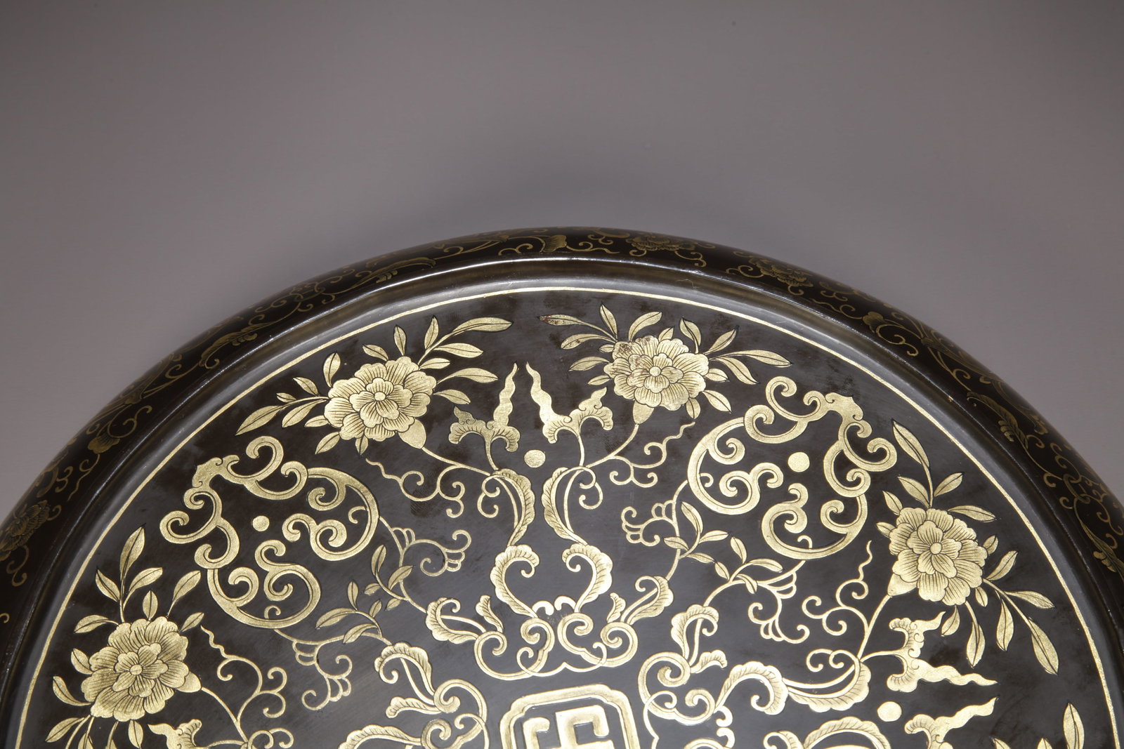 A LACQUER WITH GILDED FIVE-DRAGON PATTERN PLATE - 8