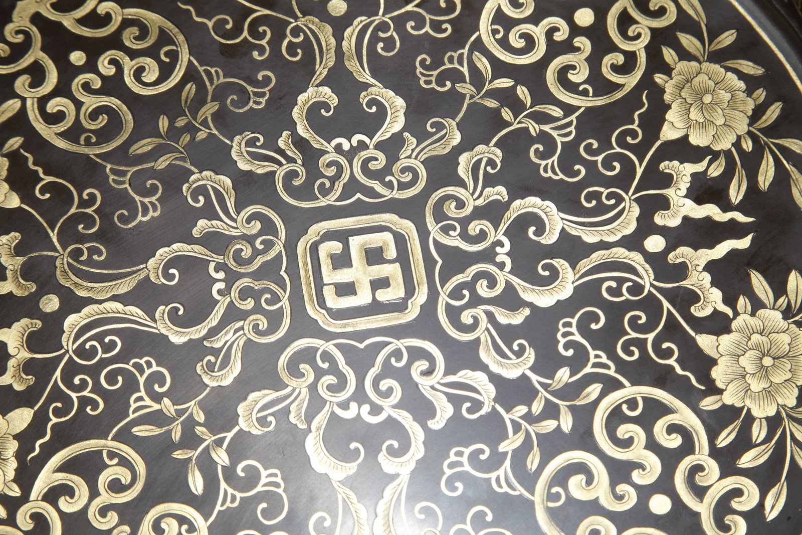 A LACQUER WITH GILDED FIVE-DRAGON PATTERN PLATE - 9